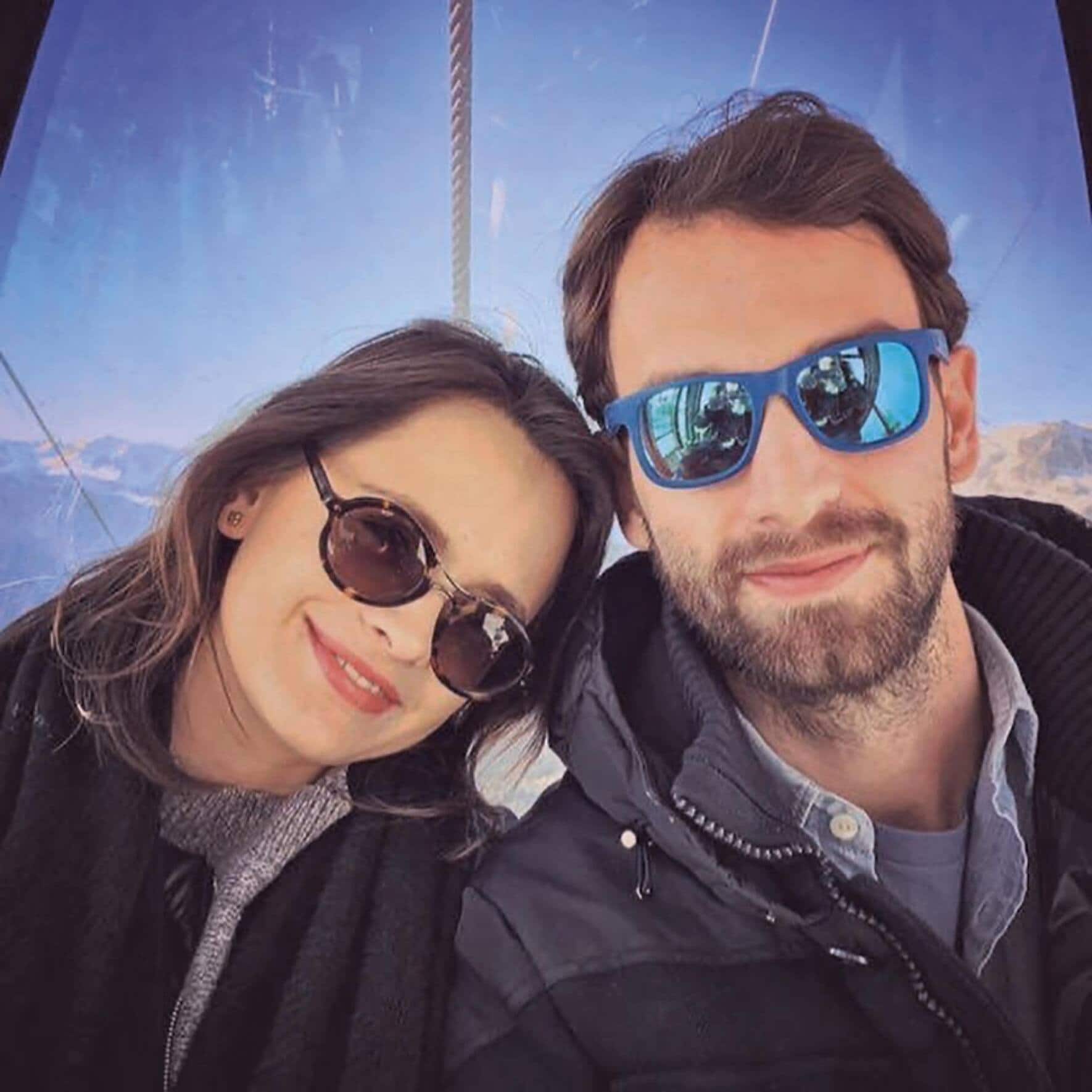 Avec sa fiancée, Laura. Le mariage est prévu en 2022.