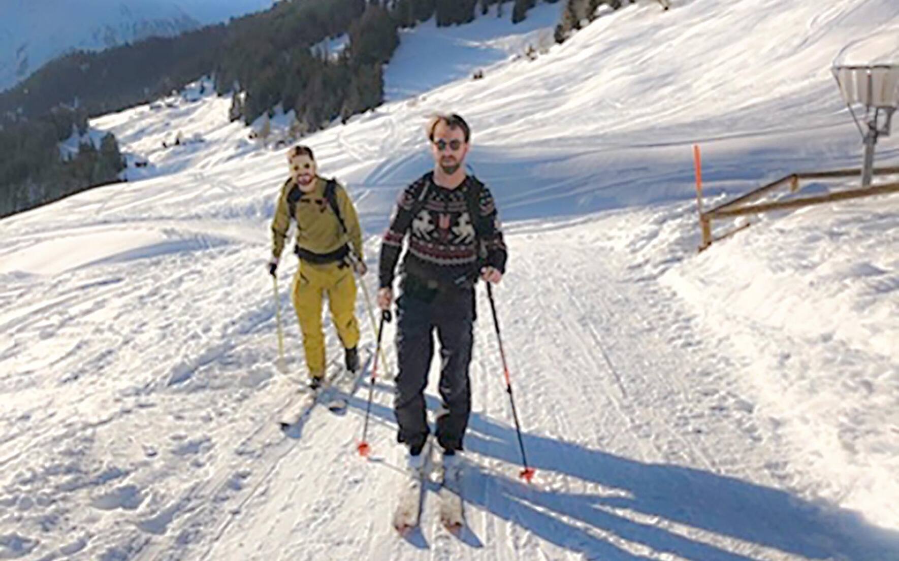La passion pour le ski et la peau de phoque (ici avec son meilleur ami, Florent Bourachot) pour ce membre de l’équipe de ski valaisanne OJ.
