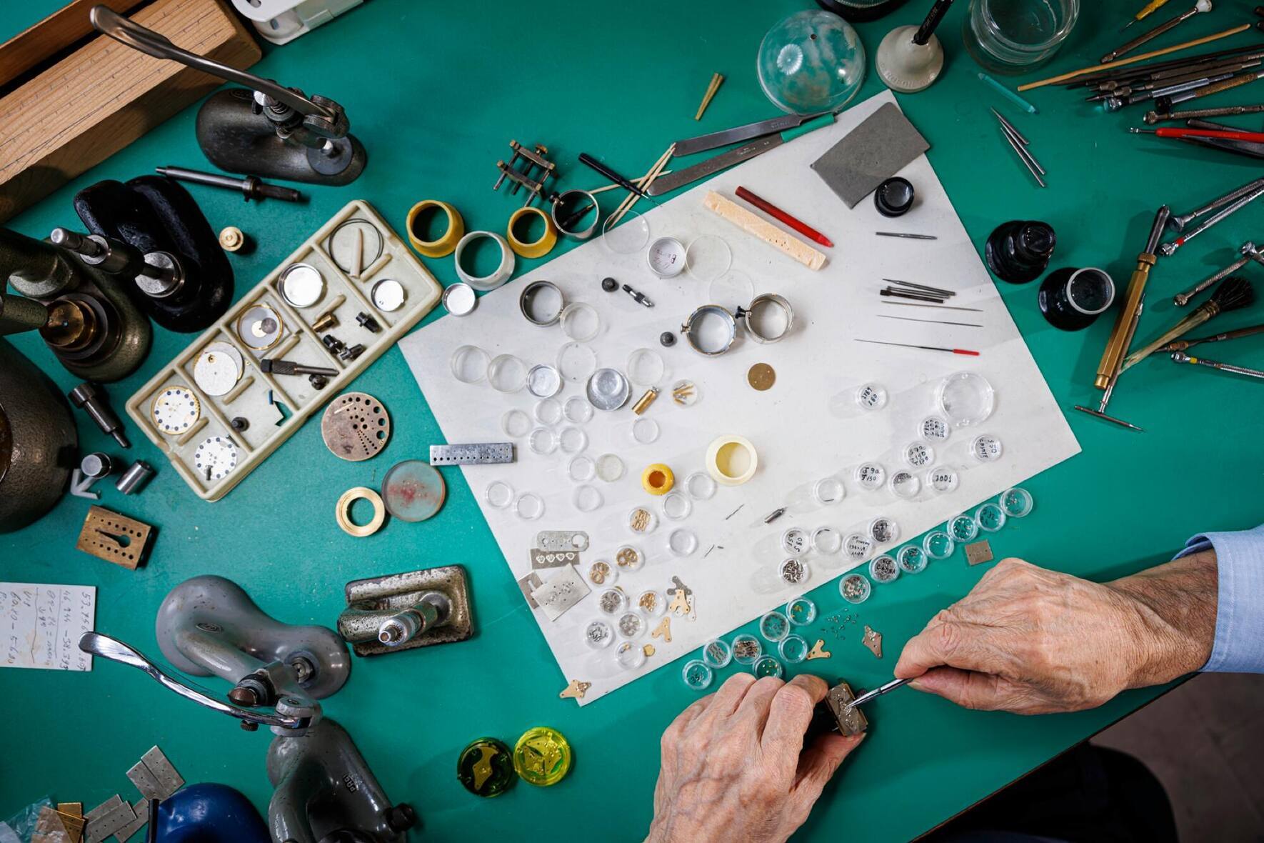 ous les métiers: l’artisan fait (presque) tout lui-même, seul,  de la conception à la production