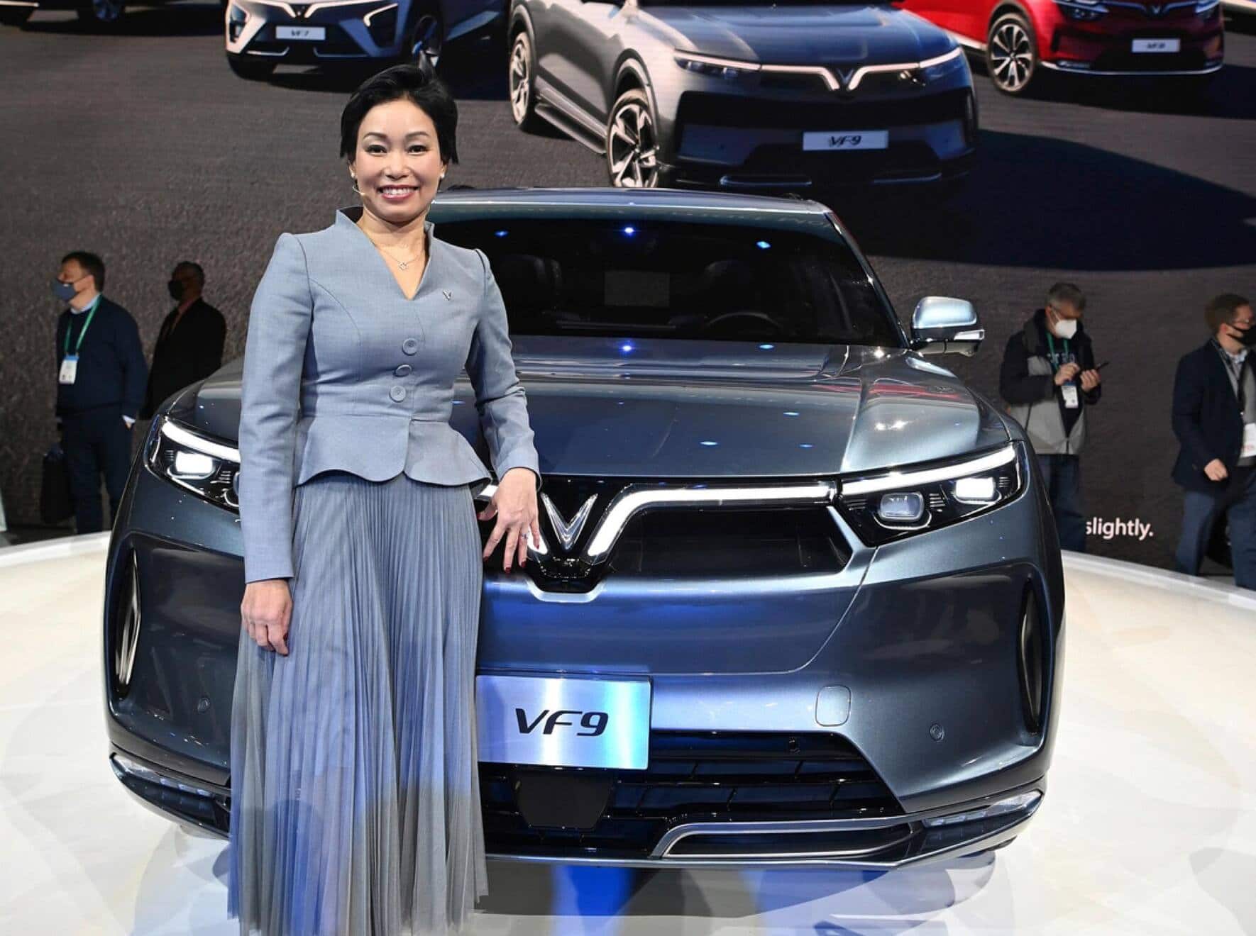 VinFast s’attaque à l’Europe en septembre, avec notamment  les modèles de classe supérieure VF9 et VF8, dessinés par Pininfarina. Sur la photo, la CEO du groupe, Thi Thu Thuy.