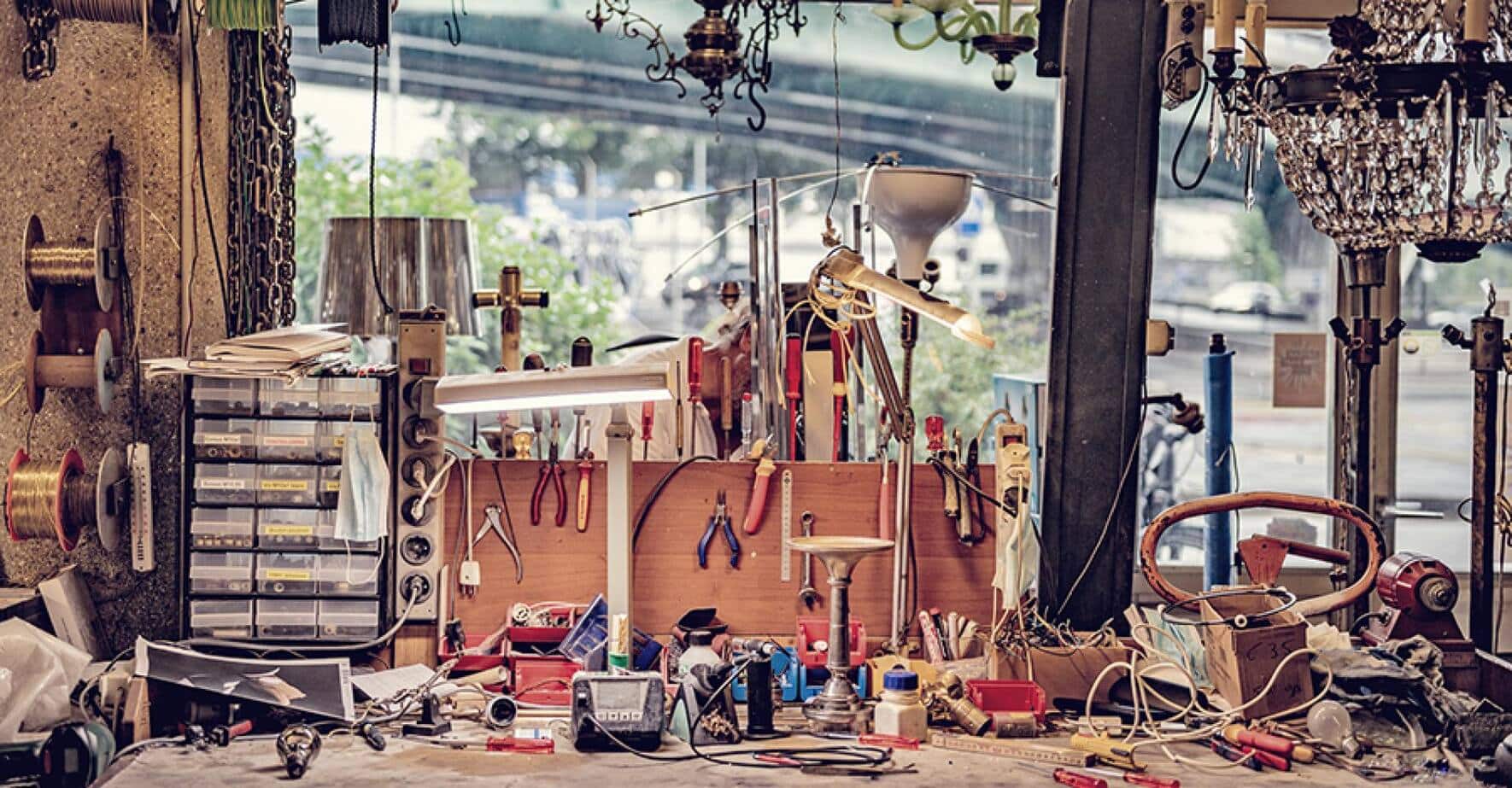 L’établi à tout faire, table des petites opérations, là où l’on soude, coupe, visse, remplace. Au centre de la table, le prototype d’une lampe à lumière constante inventée par Jacky Riesen.