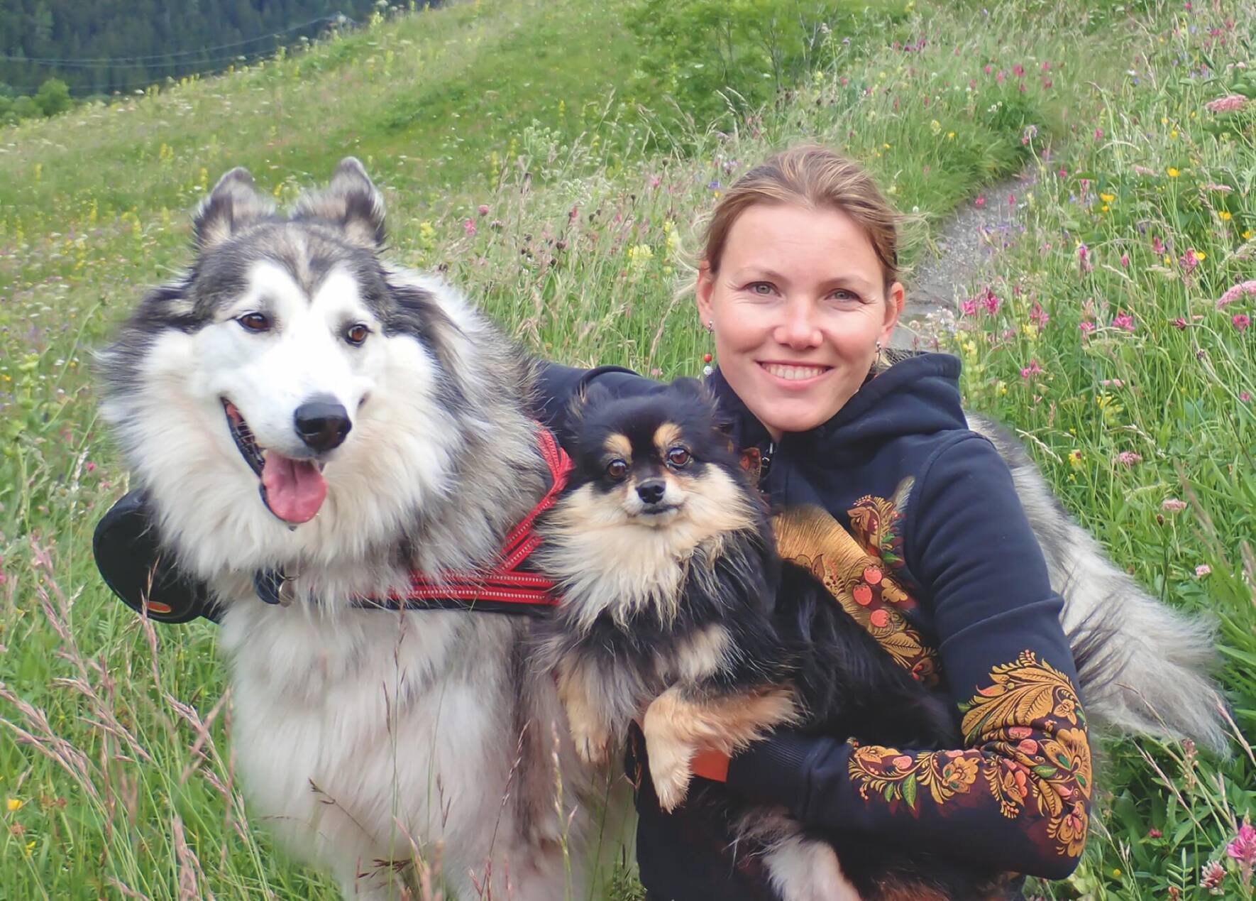 Olga Dubbey avec son chien (le petit) et celui de ses beaux-parents (le grand), à Loèche-les-Bains.