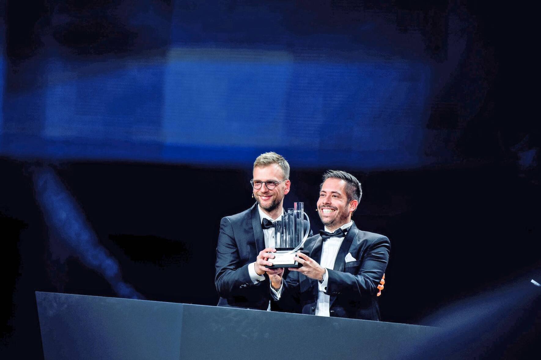 En 2021 déjà, Planted décroche le EY Entrepreneur  of the Year Award. Ici avec Lukas Böni, son cousin et l’un des quatre cofondateurs  de l’entreprise.