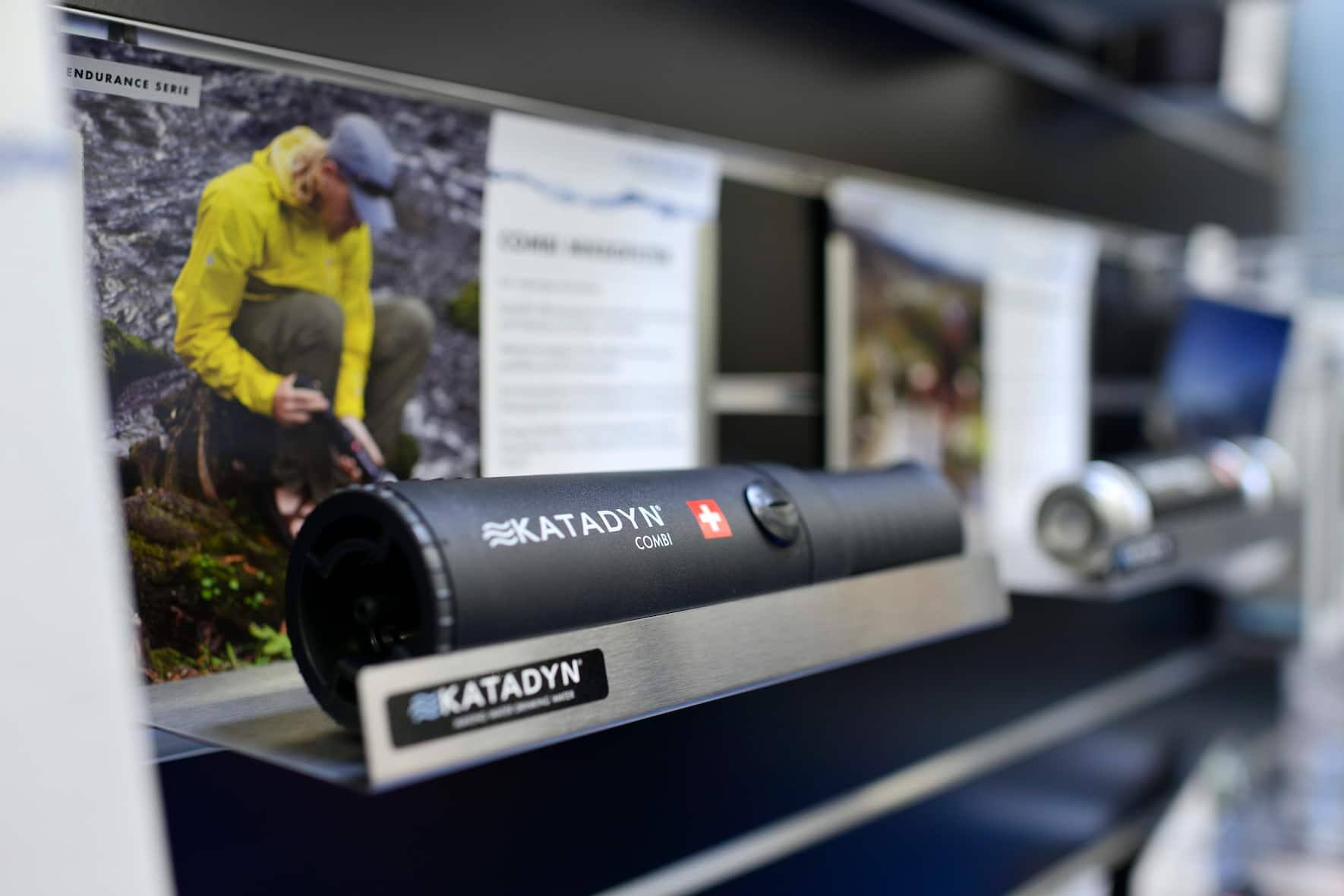 Le Katadyn Combi est un filtre à eau polyvalent pour toutes les qualités d’eau. Il convient pour de petits groupes (jusqu’à trois personnes) et pour une eau très turbide.