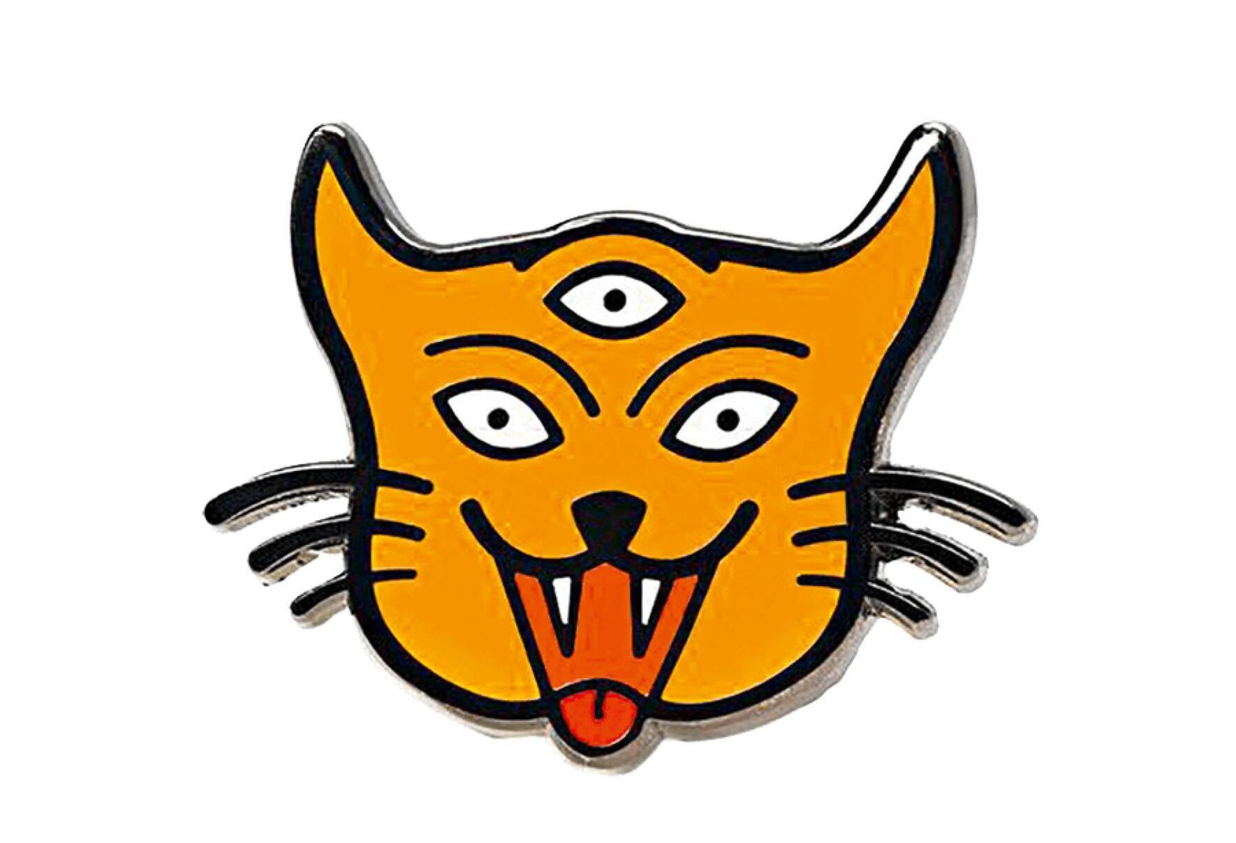 Des pin’s Strange Ways portés au gré de l’humeur du jour.