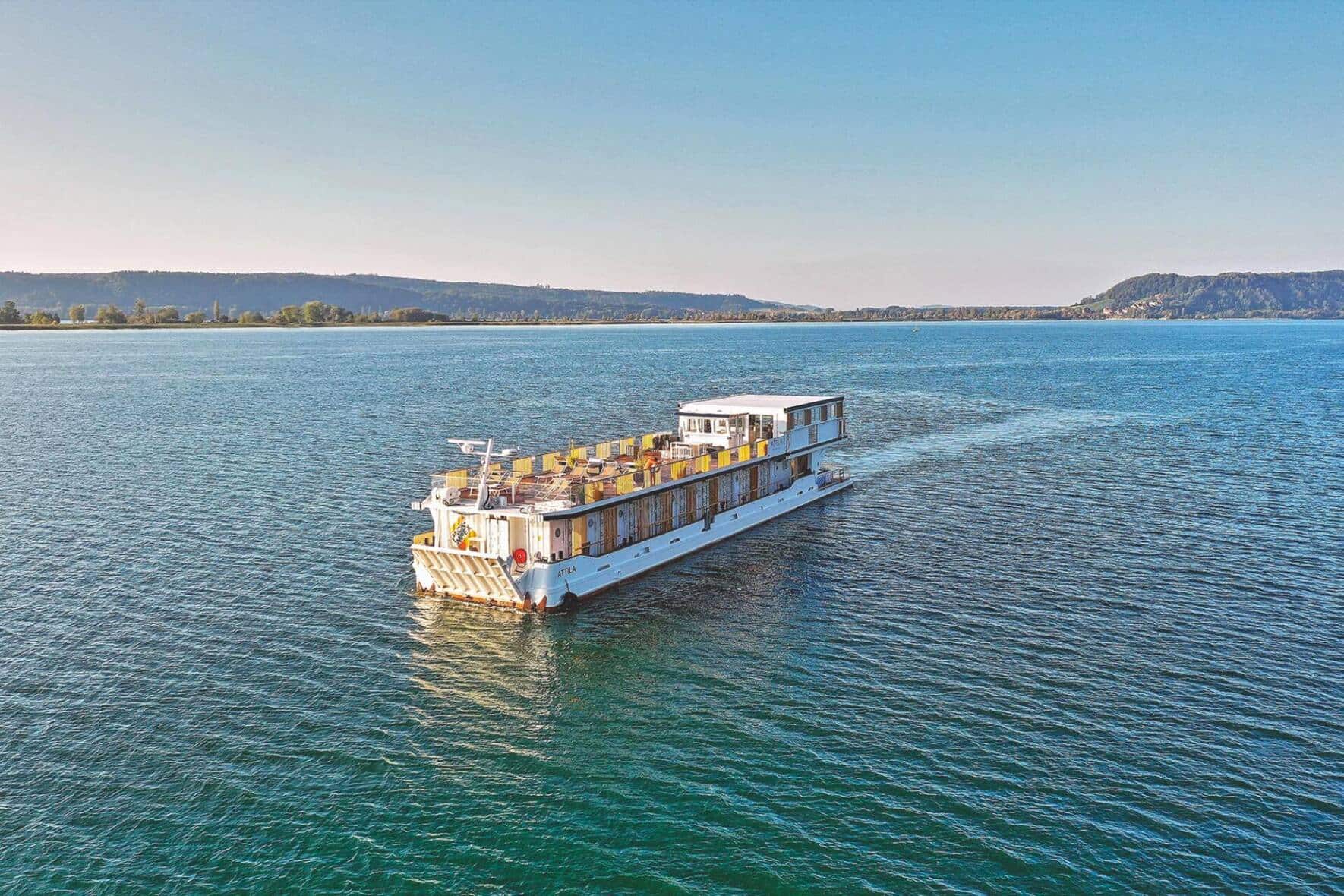 Construit en 1987, le MS Attila a d’abord servi sur la côte allemande comme navire de transport et de débarquement. Il a ensuite été importé en Suisse pour Expo 02 et sera mis en vente en 2018.