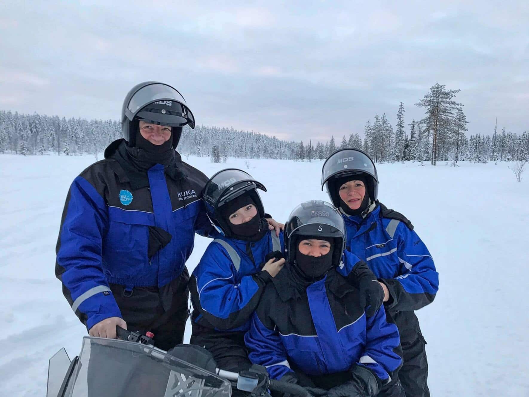 Motoneige en Laponie avec sa femme Katrin et leurs deux filles.