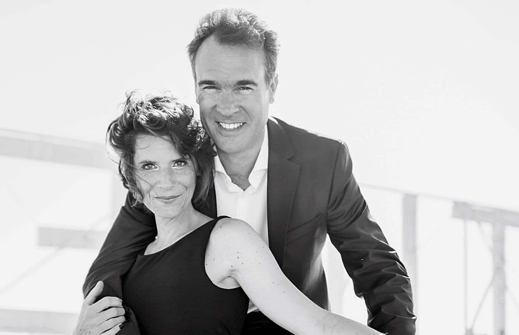 Avec son épouse Annabel, rencontrée en 1996, comédienne de formation et ancienne journaliste  qui a notamment collaboré avec France 3, RTBF, TV5 et LCI.