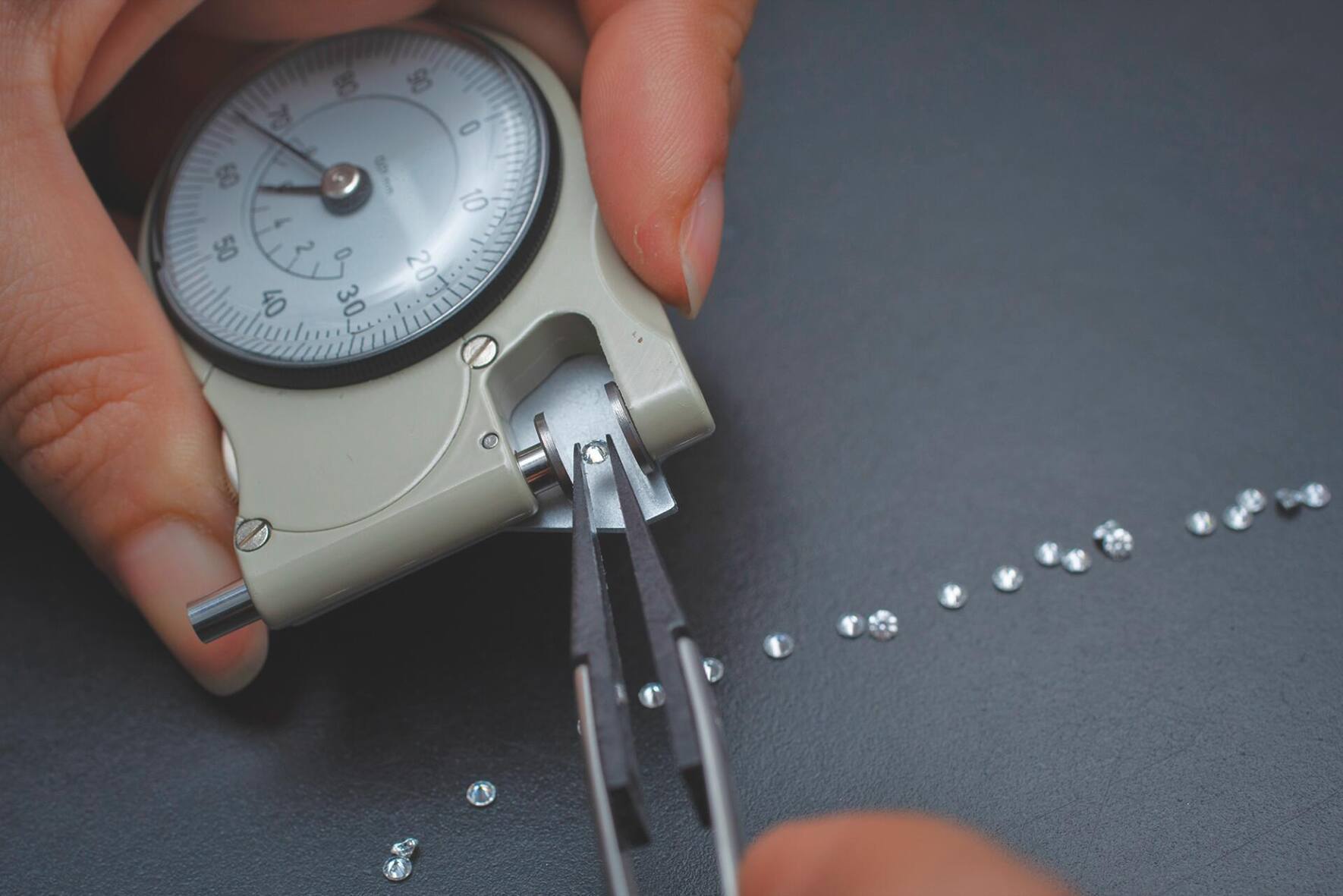 Chaque pierre est calibrée, vérifiée et classée, selon des plans de production d’une précision d’horloger.