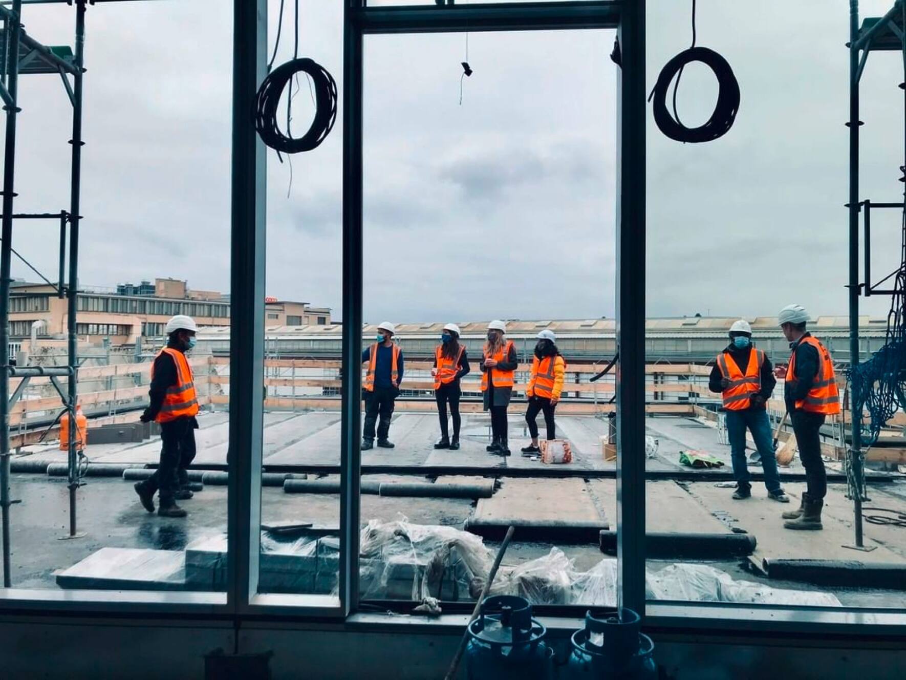 Phida regroupe 27 sociétés actives dans quatre secteurs d’activité, la construction, le service, l’événementiel et l’investissement. Cinq cents collaborateurs de 18 nationalités différentes travaillent pour le groupe. La part de femmes s’élève à 12%.