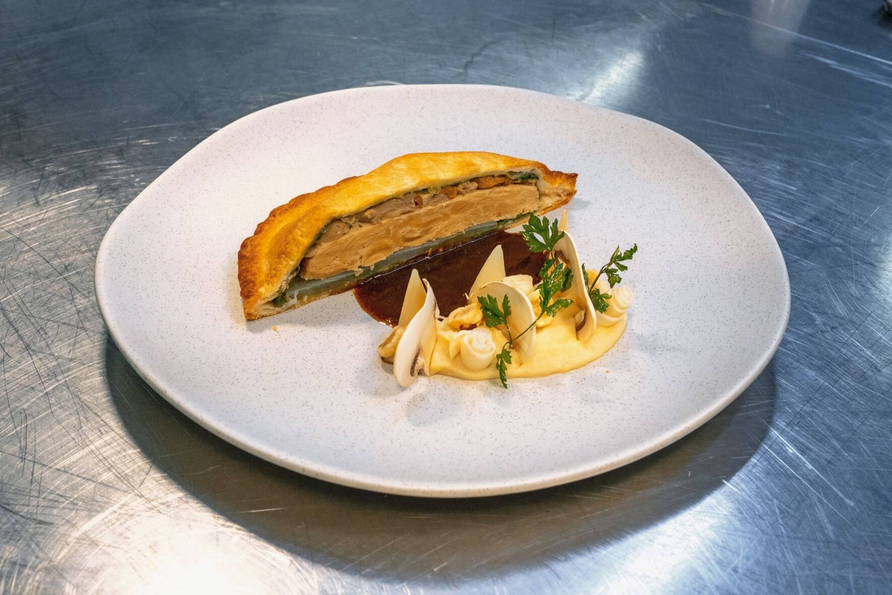 Damien  Germanier Le chef étoilé valaisan fait partie des cuisiniers intéressés à donner leurs lettres  de noblesse aux viandes à base de protéines végétales.