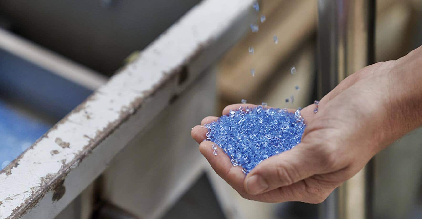 Le plastique est transformé en granulats grâce à un procédé mécanique sans agents chimiques.