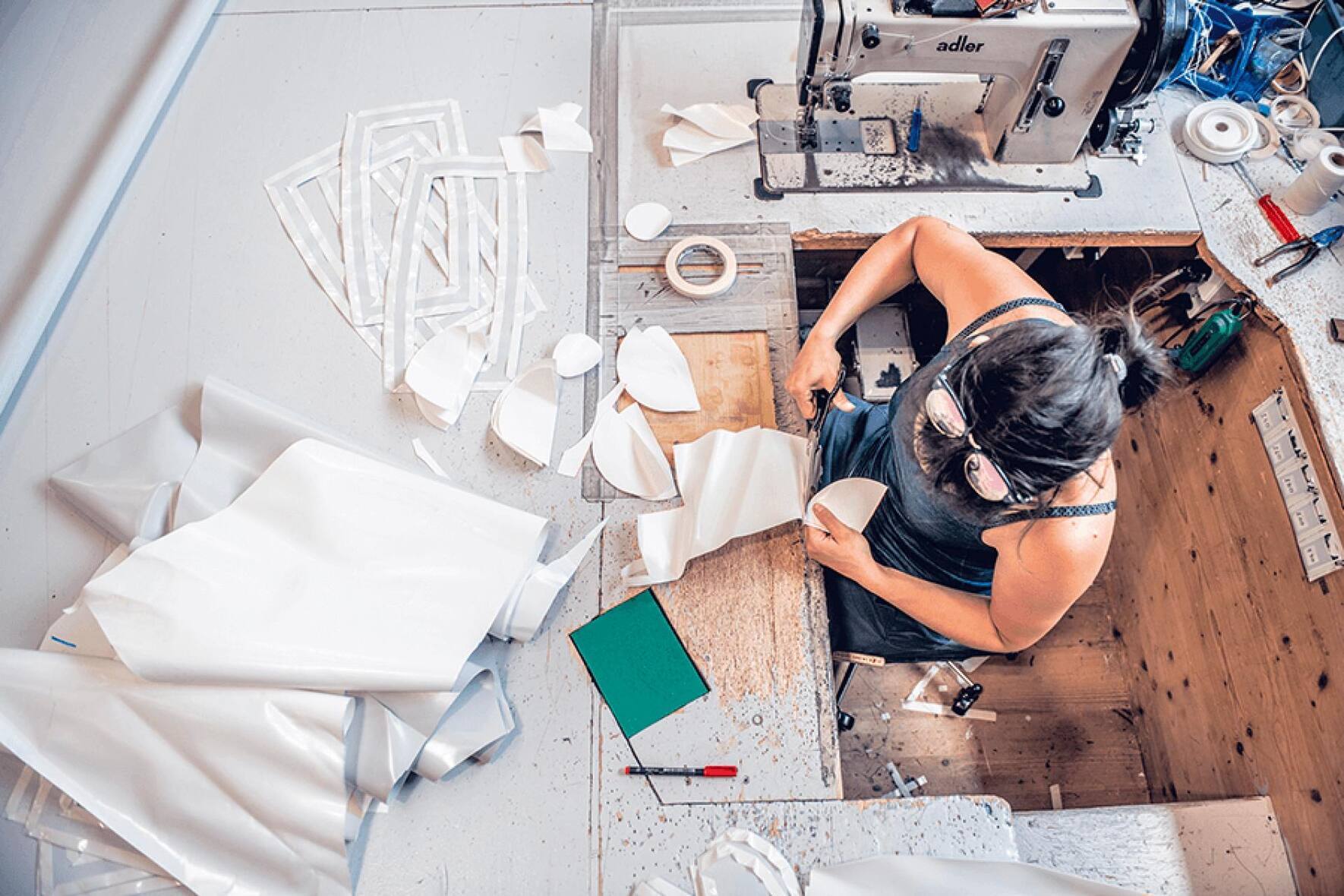 Assemblage complexe de plans qui deviendront volume sous la pression du vent. Les laizes forment les panneaux. Les panneaux forment la voile.