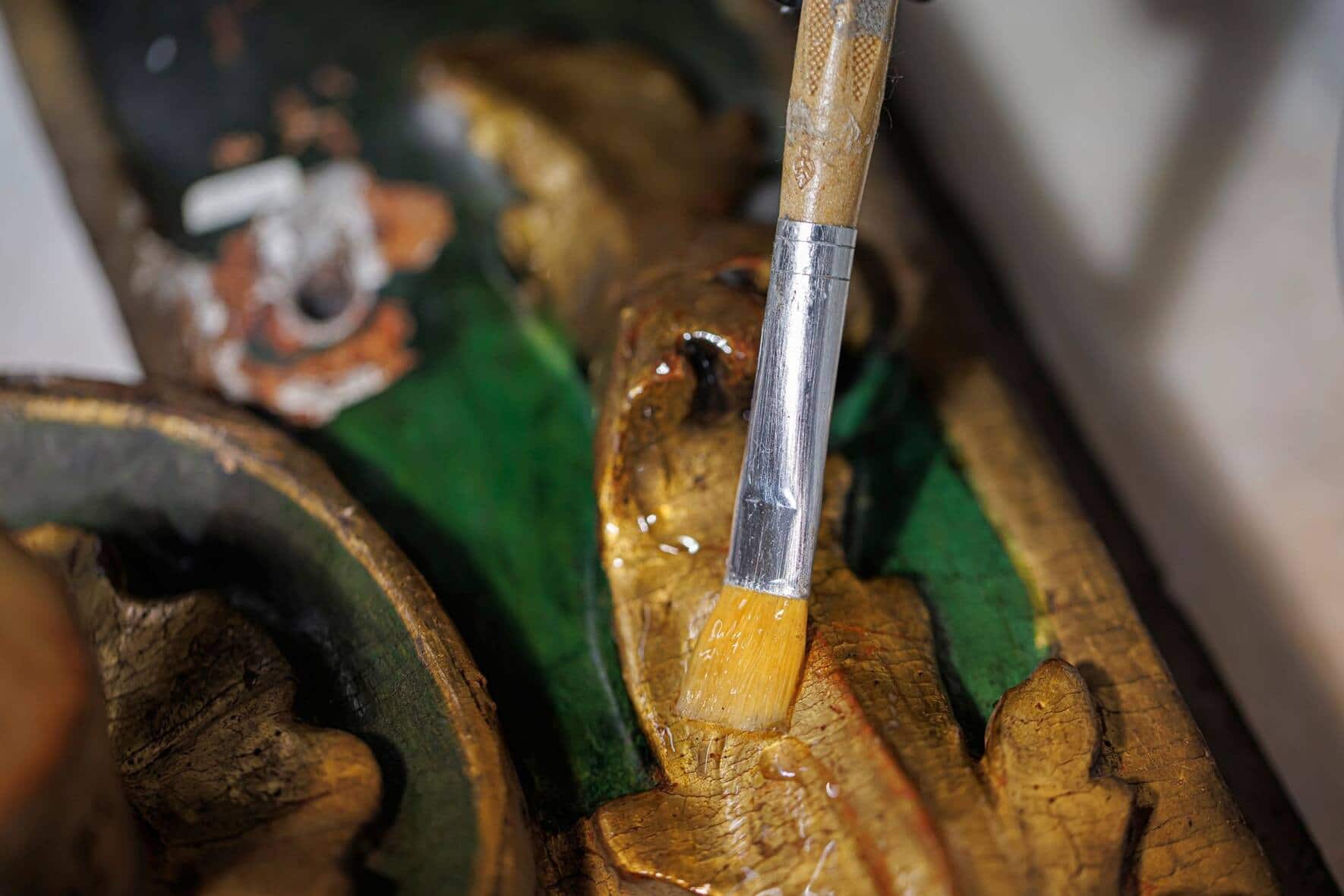 Les dorures d’un ornement latéral sont nettoyées  au solvant gel.