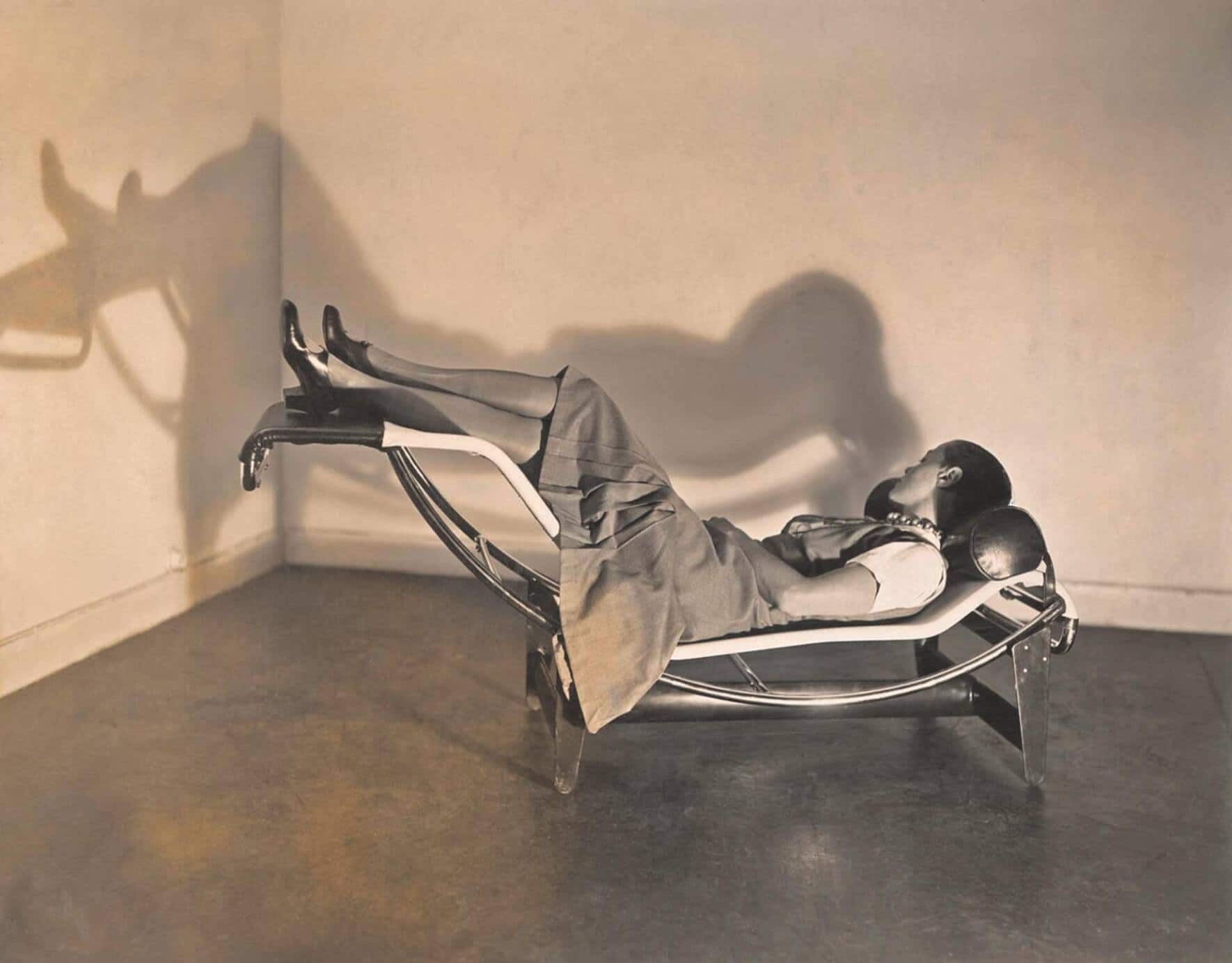 Surnommée la Machine à repos, la chaise basculante conçue par Charlotte Perriand est devenue une icône du mobilier du XXe siècle. Elle a été présentée pour la première fois en 1928.