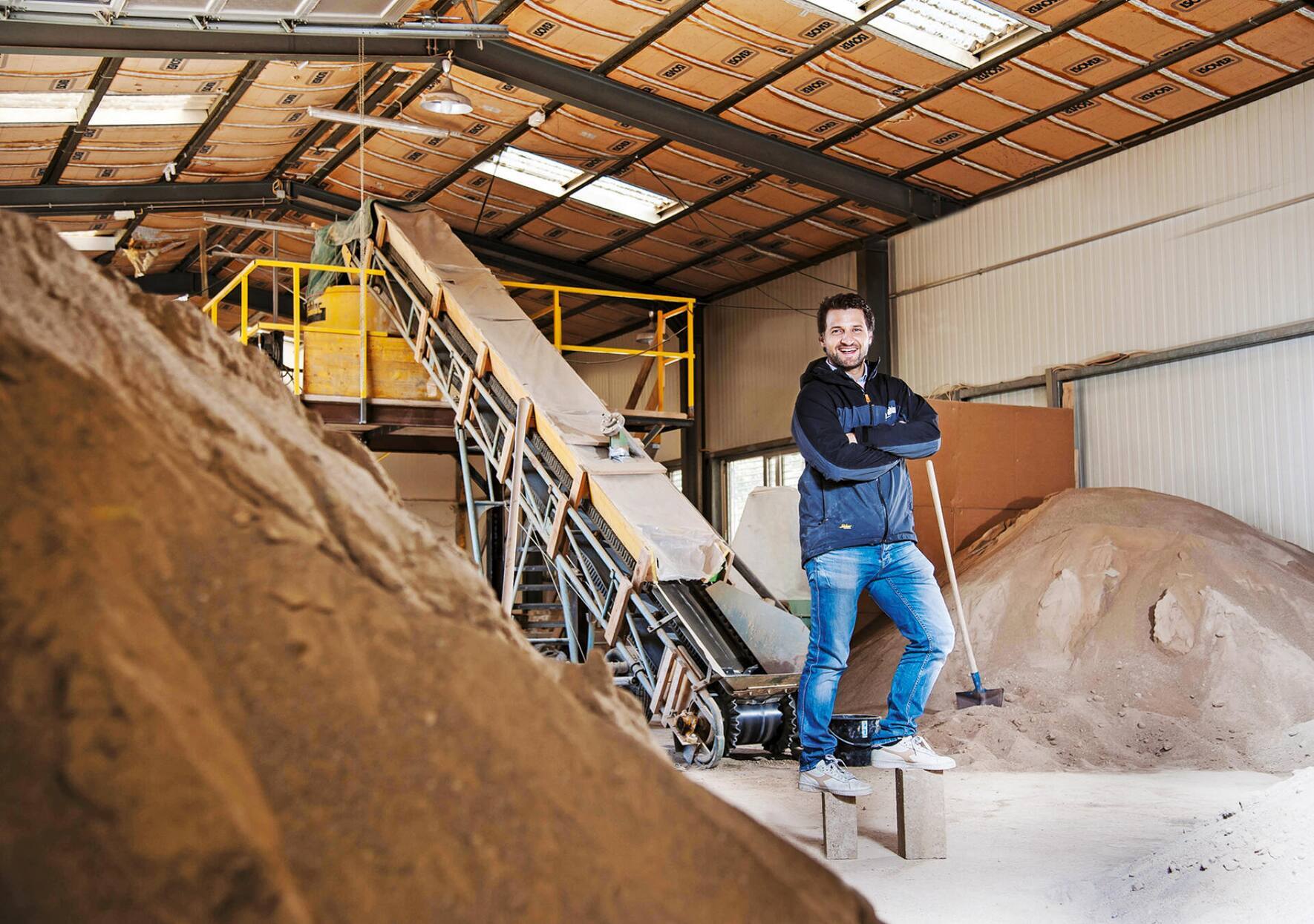 L’entreprise Terrabloc (ici son cofondateur Rodrigo Fernandez) utilise de la terre excavée sur les chantiers pour construire des écoles ou des immeubles.