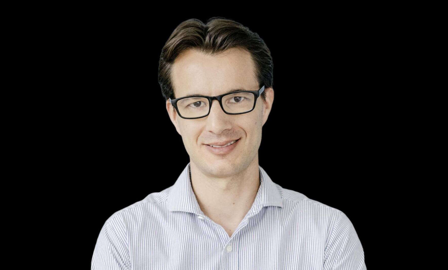 Severin Hacker poursuit résolument sa mission de rendre la meilleure éducation du monde universellement accessible.