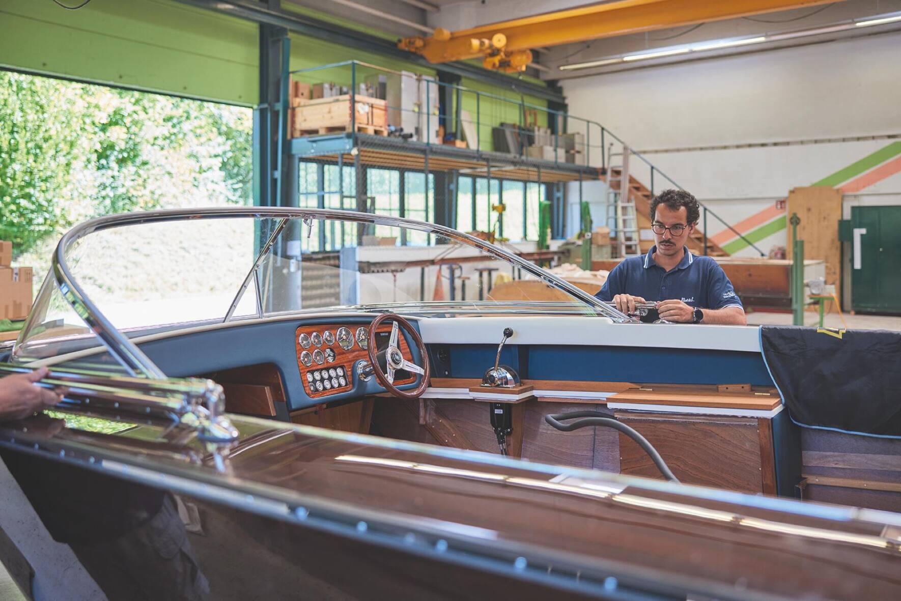 Le séchage de l’acajou est précis: un an par centimètre d’épaisseur, pour obtenir un taux d’humidité entre 8 et 12%. Les ateliers sont eux-mêmes en hygrométrie contrôlée.