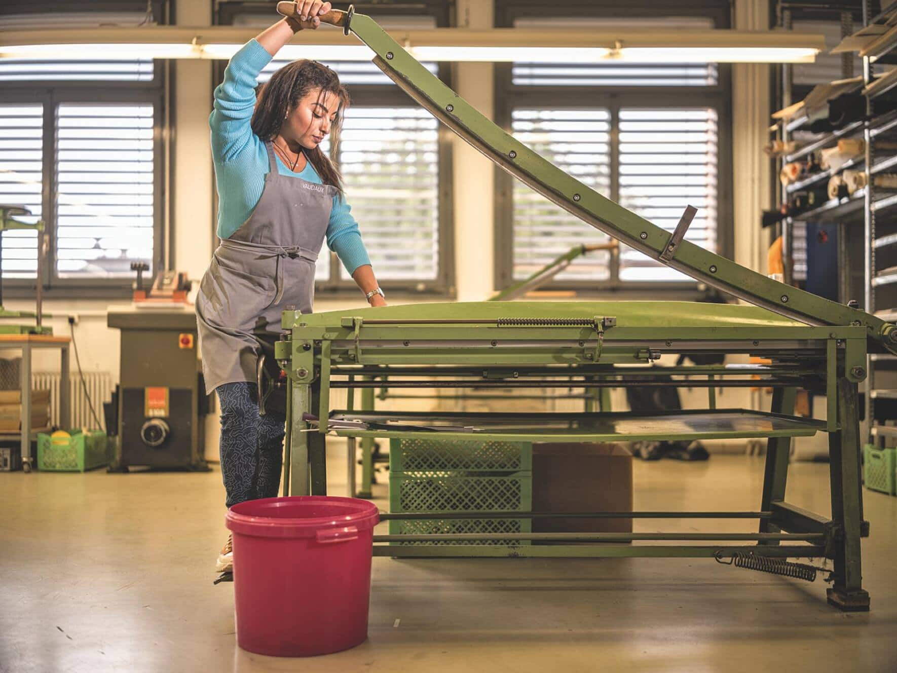 La découpe. Les gabarits sont en carton. Les pièces de couverture sont en cuir ou en tissu.