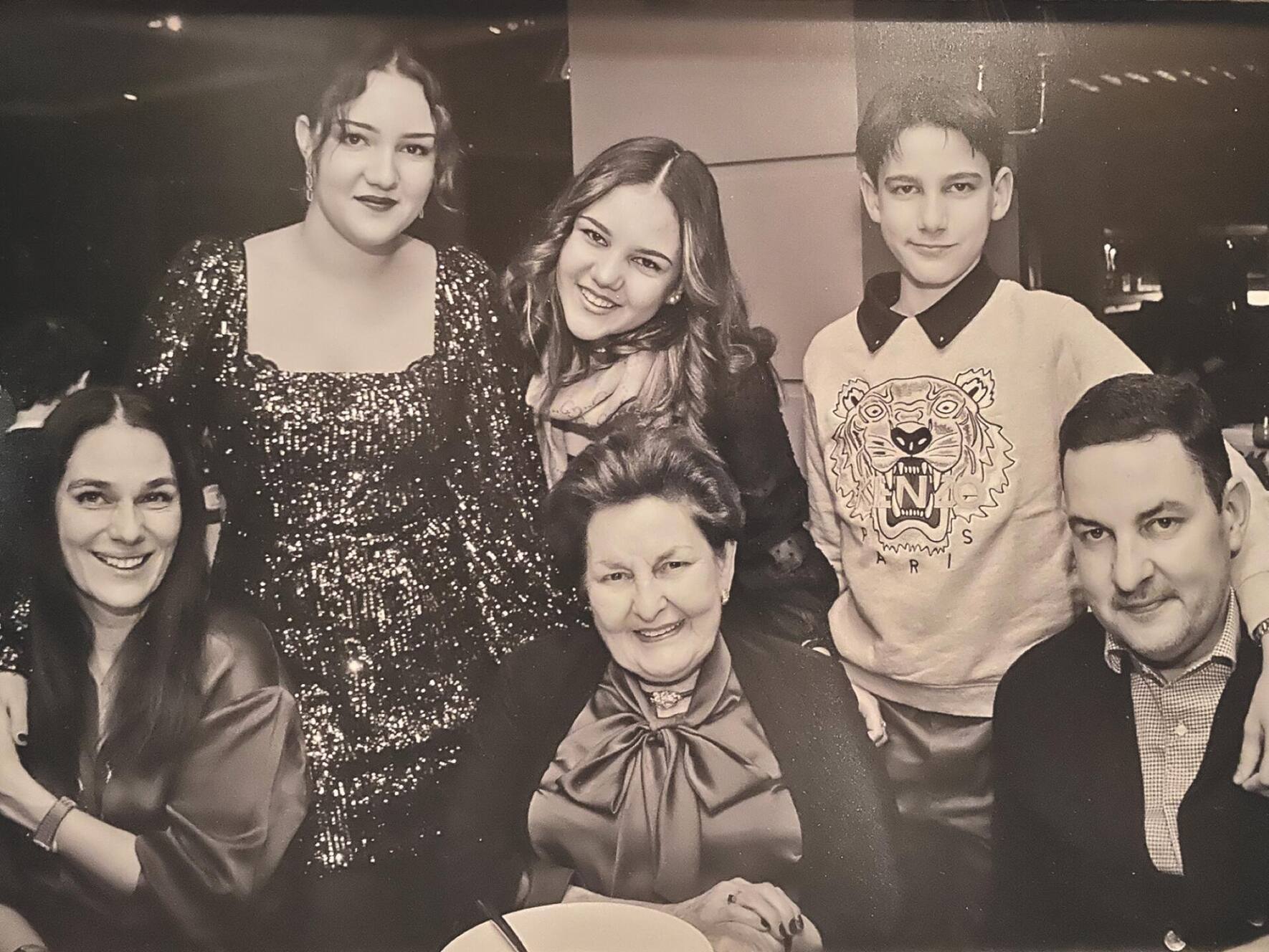 Entouré de sa famille, sa maman, son épouse et ses trois enfants.