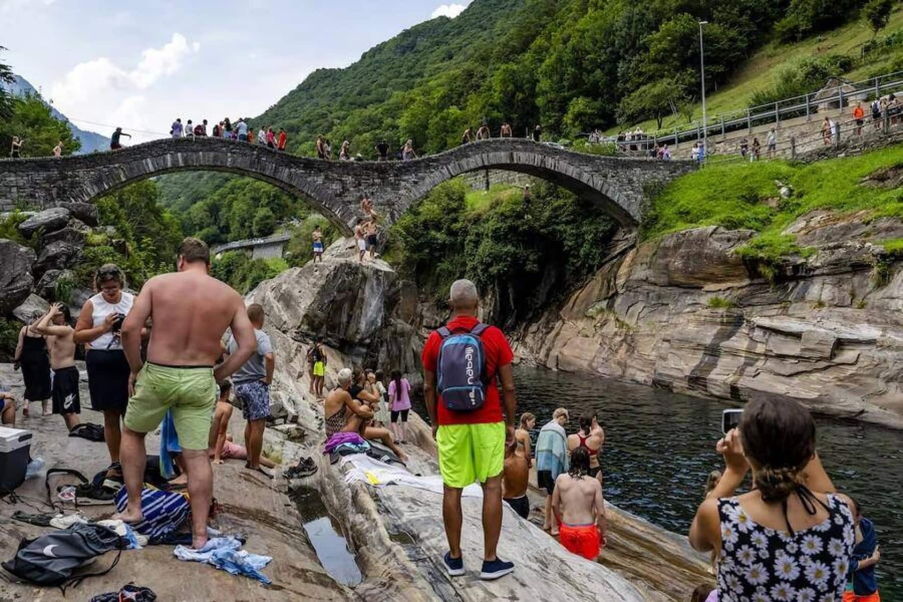 Eté 2024 : des touristes se marchent sur les pieds dans le Val Verzasca.
