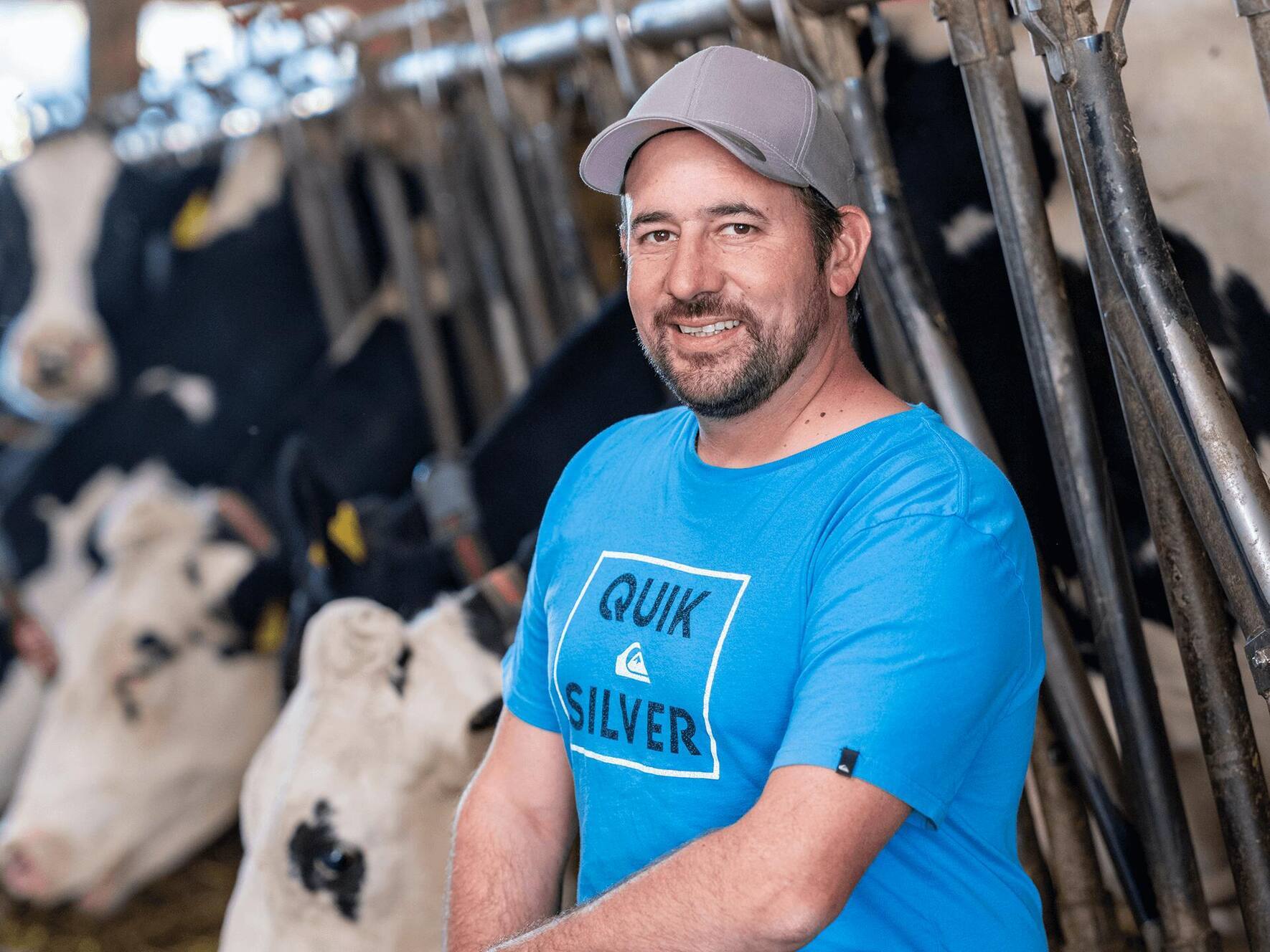 L'exploitation laitière d'Alexandre Peiry, labellisée Bio Suisse, s’appuie sur les nouvelles technologies pour atteindre l’excellence dans les standards de production et du bien-être animal.