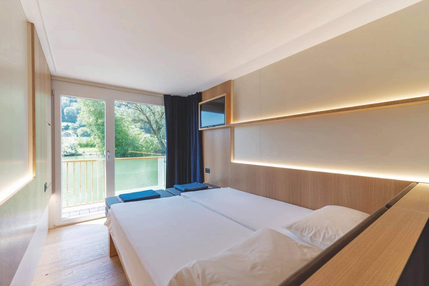 Le bateau comprend neuf cabines doubles installées dans autant de conteneurs et peut accueillir 18 passagers à son bord.