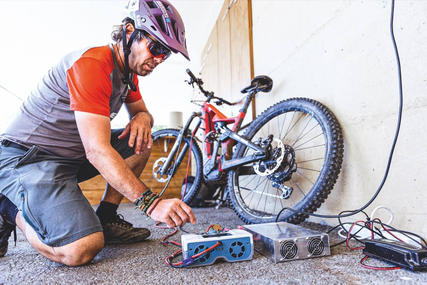 1200 francs, le prix de la batterie. Contre environ 700 francs pour une batterie actuelle. Mais une fois produite à grande échelle, le prix devrait rapidement baisser, estime le freerider neuchâtelois.