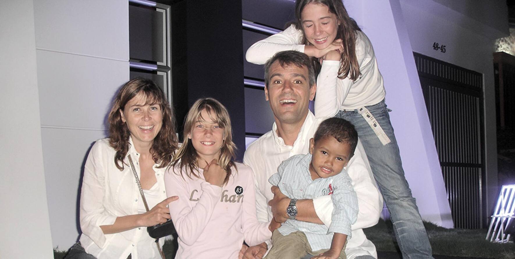 Ils se surnomment les cinq loups. Ici en 2007, le jour de l’adoption de son fils Nicolas à Bucaramanga, en Colombie, avec ses deux filles Deborah et Tatiana.