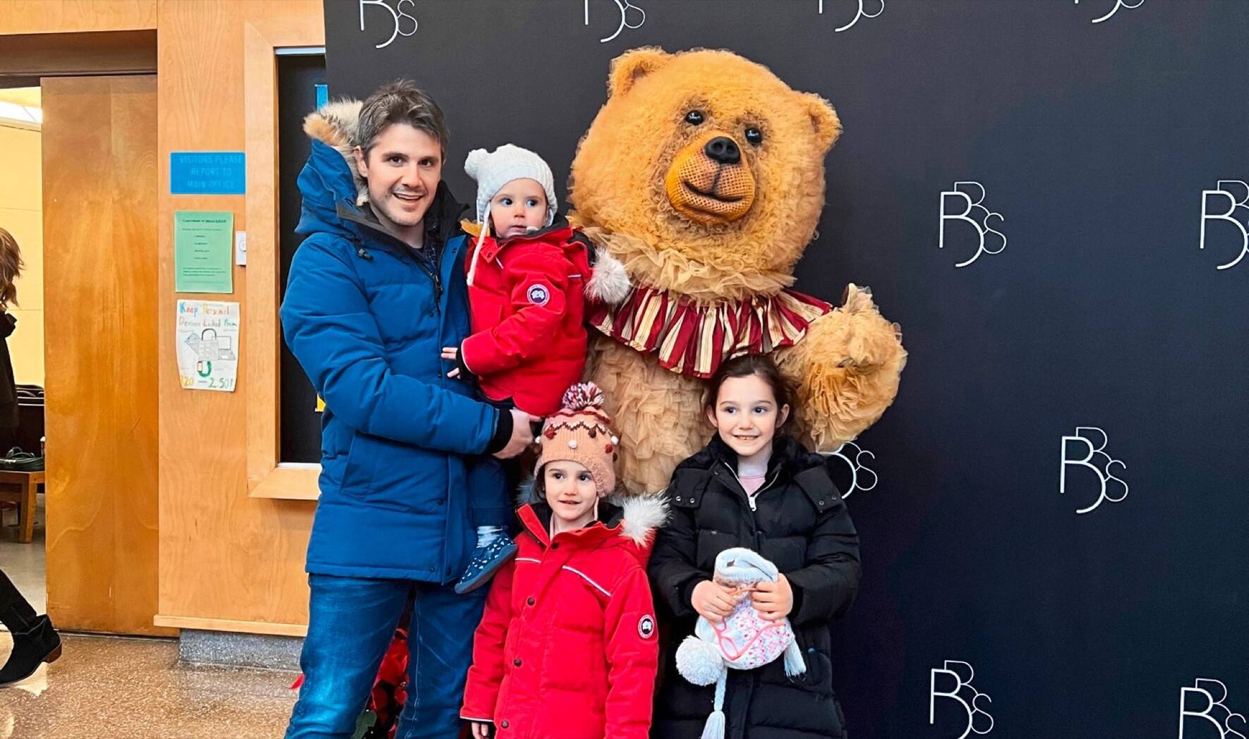 Depuis 2020, Pedro Bados vit à Boston avec son épouse Lola, leurs deux filles et leur fils.
