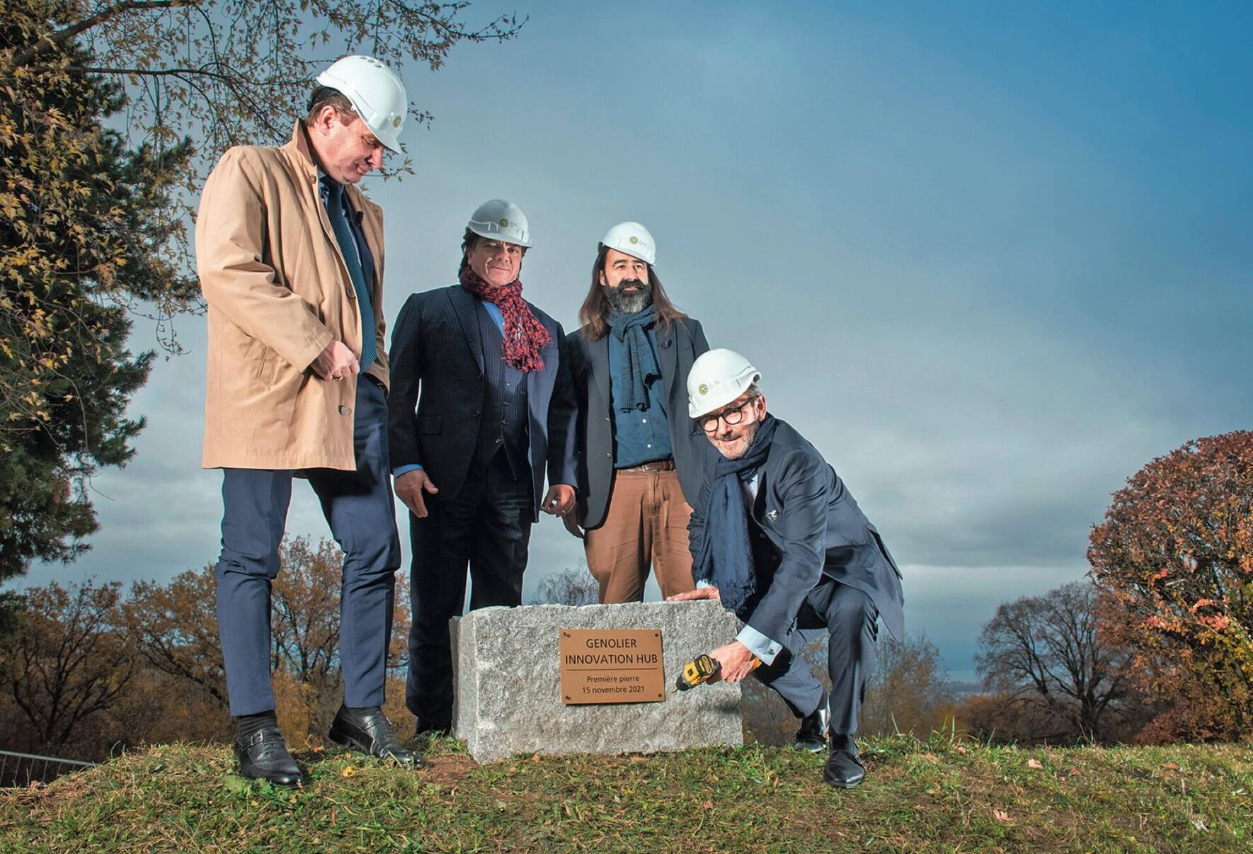 15 novembre 2021, la première pierre du Genolier Innovation Hub est posée en présence de Philippe Leuba, conseiller d’Etat, André Darmon, syndic de Genolier, et Raymond Loretan, président de Swiss Medical Network.