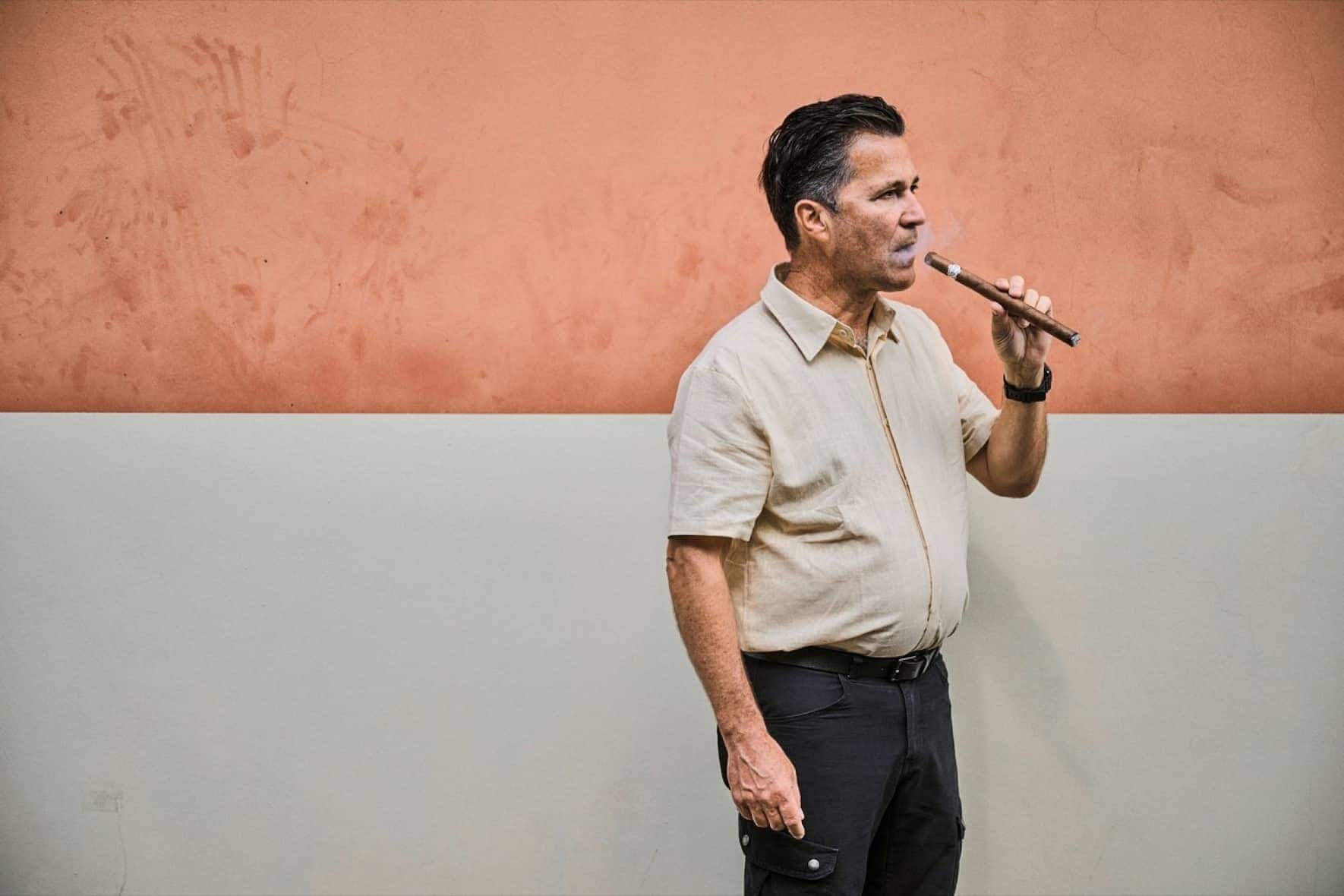 Patrick Assal, boss de l'entreprise de production de cigares haut de gamme, fume l'un de ses produits, le vendredi 29 septembre 2023 ï¿¯ï¾¿ï¾ï¿¯ï¾¾ï¾  Santiago de los Caballeros en Rï¿¯ï¾¿ï¾ï¿¯ï¾¾ï¾©publique D