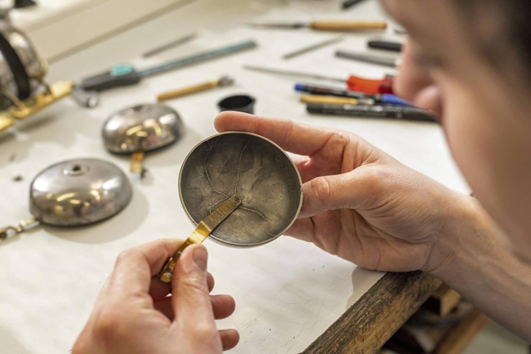 Le métal est souvent le point de départ. Il faut retrouver la composition exacte de l’alliage et parfois le recréer dans la forge installée sous l’atelier.