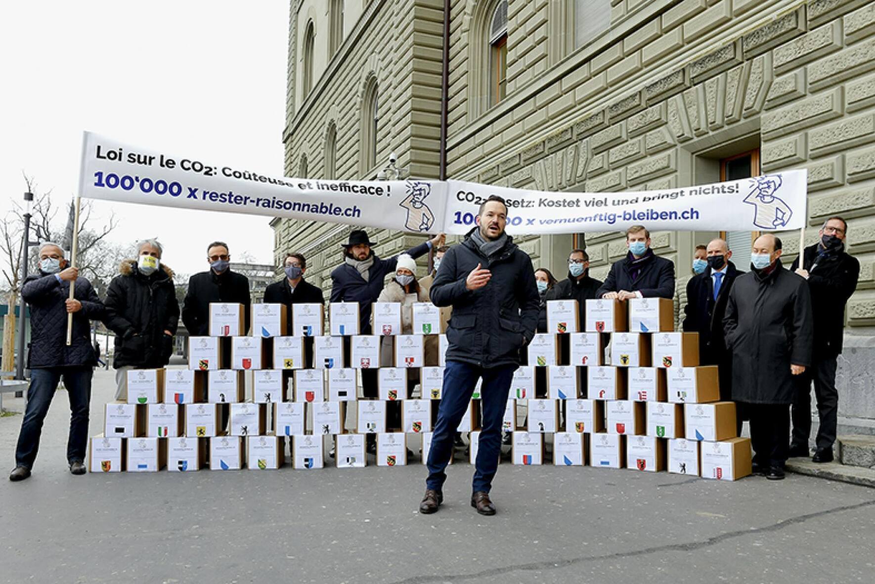Le 12 janvier, 100 000 signatures ont été déposées contre la révision de la loi sur le CO2 par un comité économique. La veille, les milieux activistes de la Grève du climat recueillaient 7000 signatures.