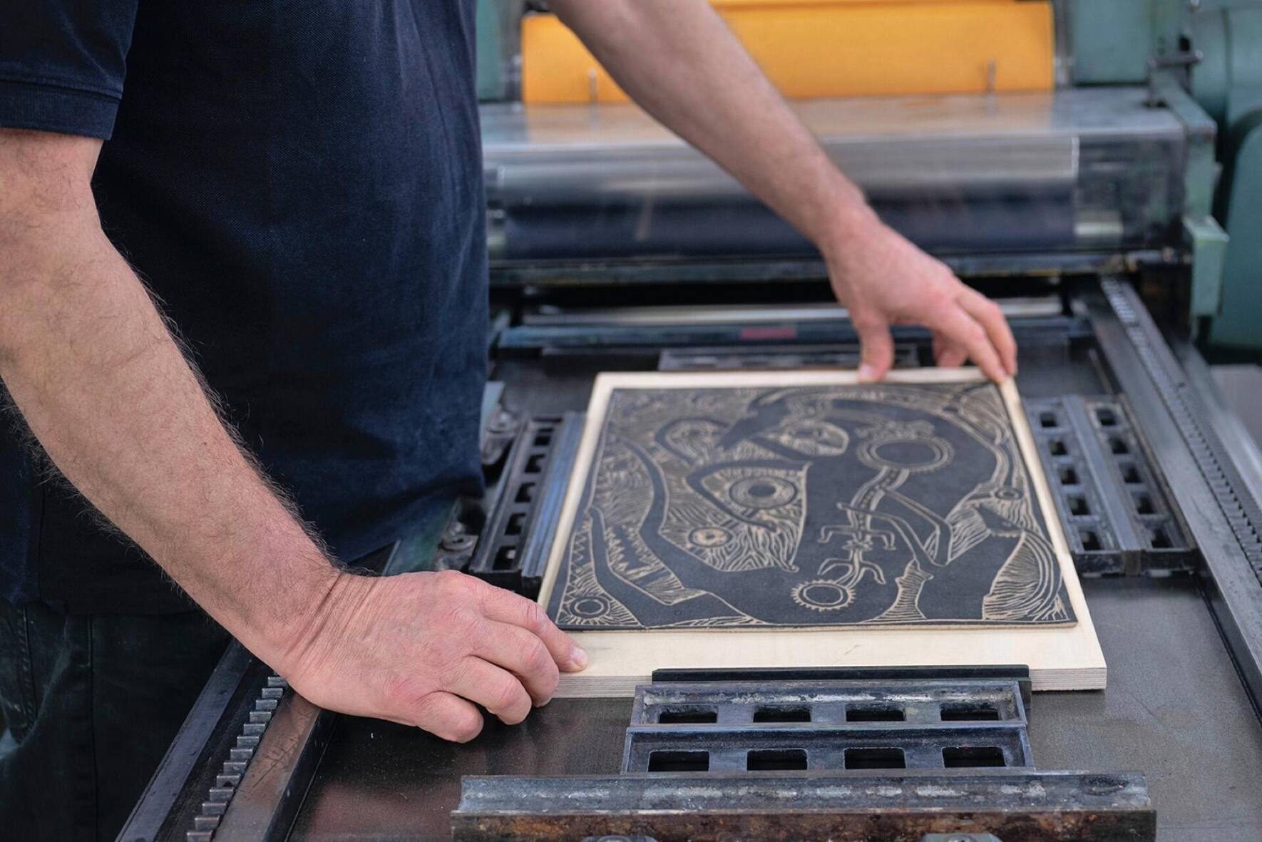 La presse typographique et une linogravure prête pour l’impression.
