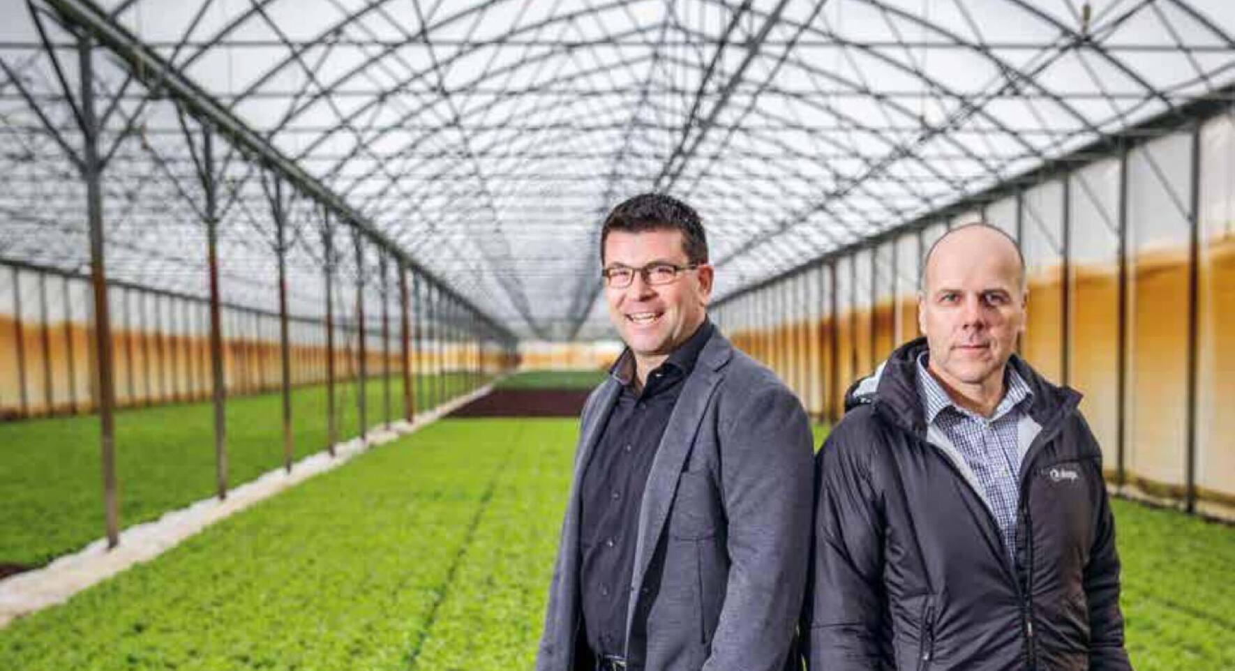 Marco Mattmann (à gauche) aide les agriculteurs à numériser leurs exploitations.