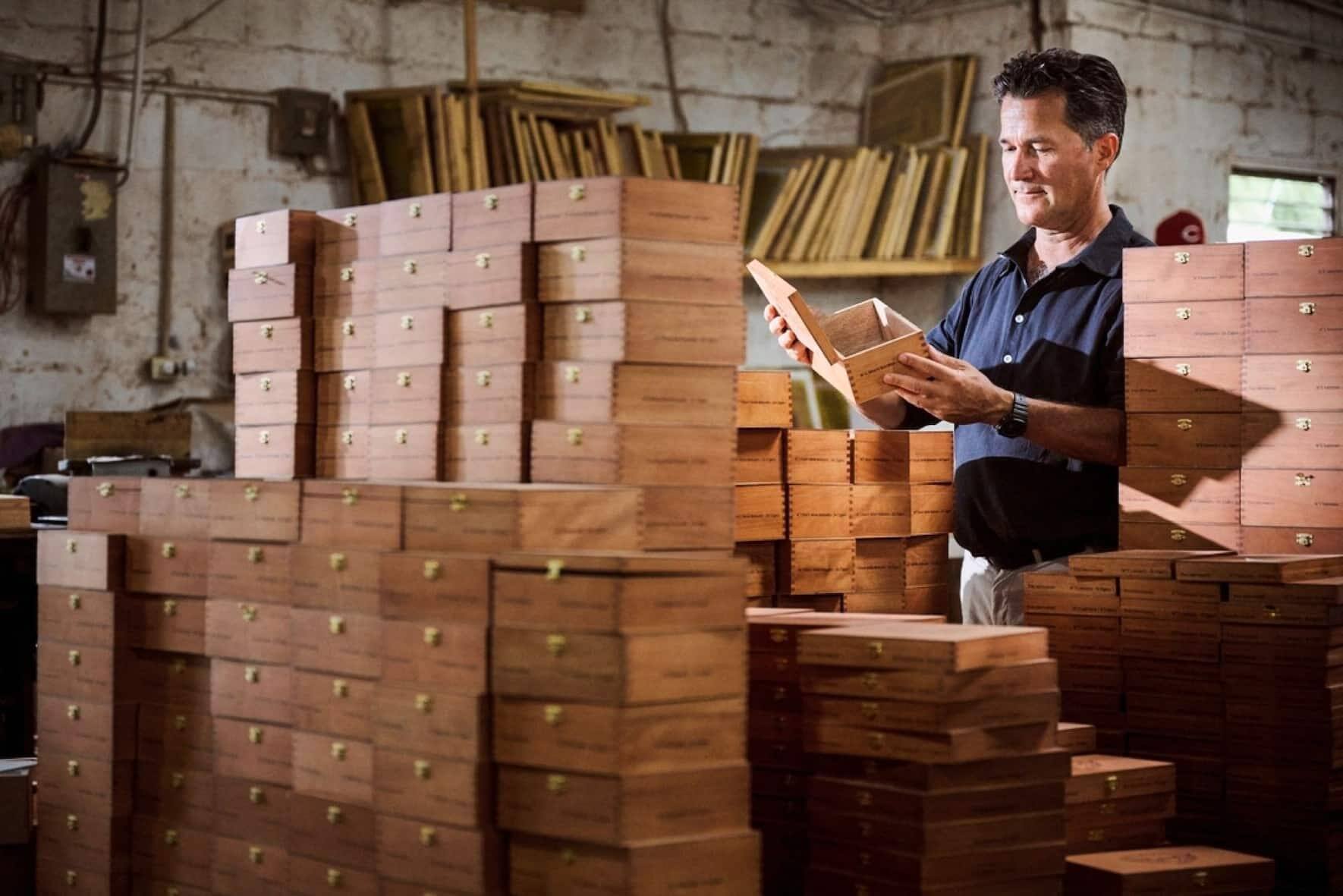 Patrick Assal, boss de la marque de cigares hauts de gammes, Tres Hermanos, contrï¿¯ï¾¿ï¾ï¿¯ï¾¾ï¾´le les boï¿¯ï¾¿ï¾ï¿¯ï¾¾ï¾®tes de ses cigares produites ï¿¯ï¾¿ï¾ï¿¯ï¾¾ï¾  la main dans une menuiserie artisanale, le jeudi 28 septembre 2023 ï¿¯ï¾¿ï¾ï¿¯