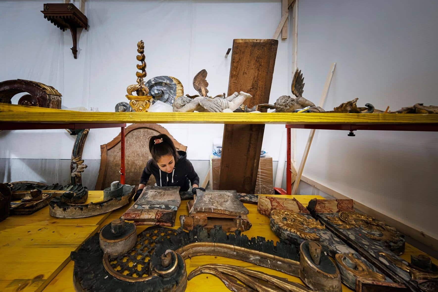 L’autel Sainte-Anne  a été déposé, démonté pièce par pièce.  Les deux restauratrices les reprendront, une à une,  les examineront et les restaureront, centimètre par centimètre.