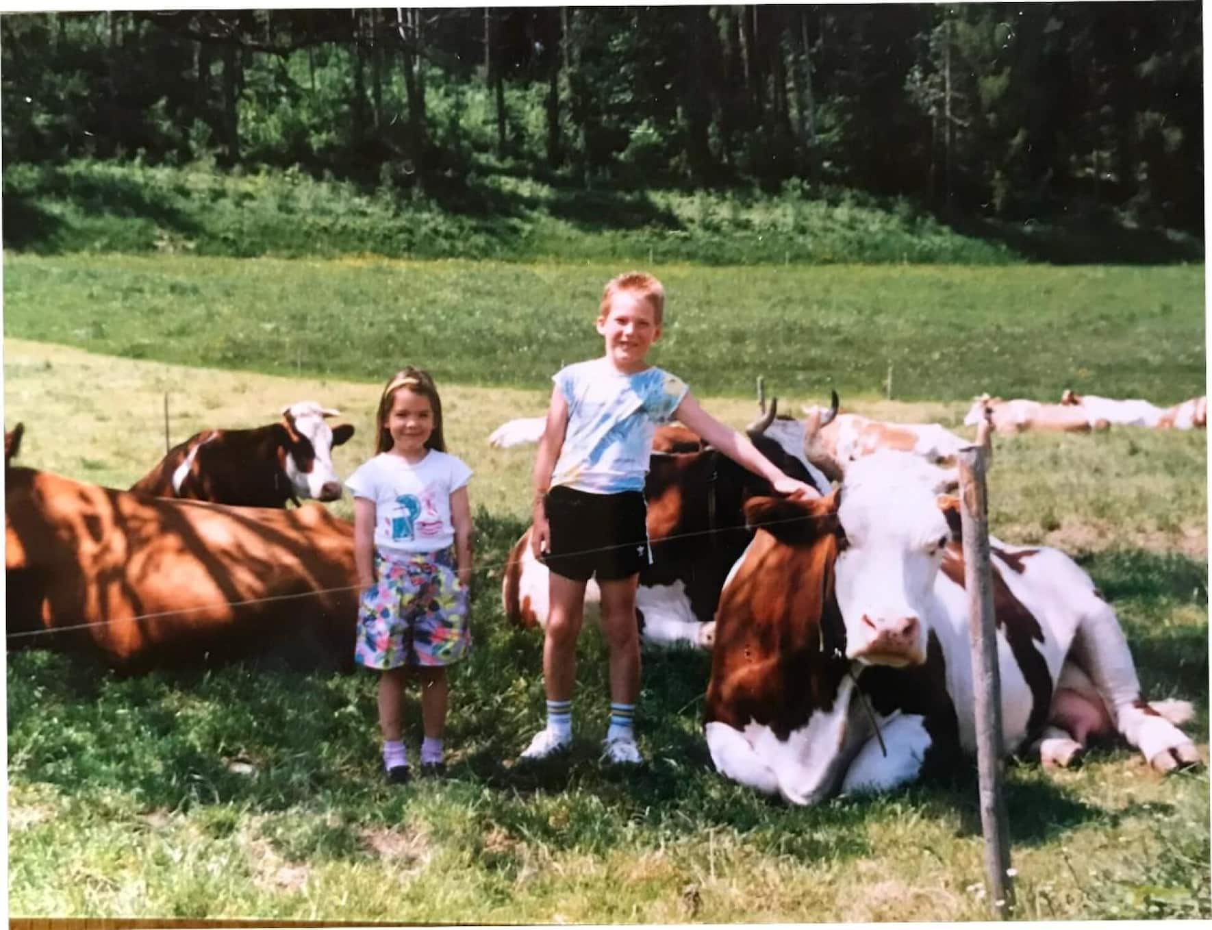 Claudia Comte avec Michaël, son frère, à Grancy, le village vaudois où elle a grandi.