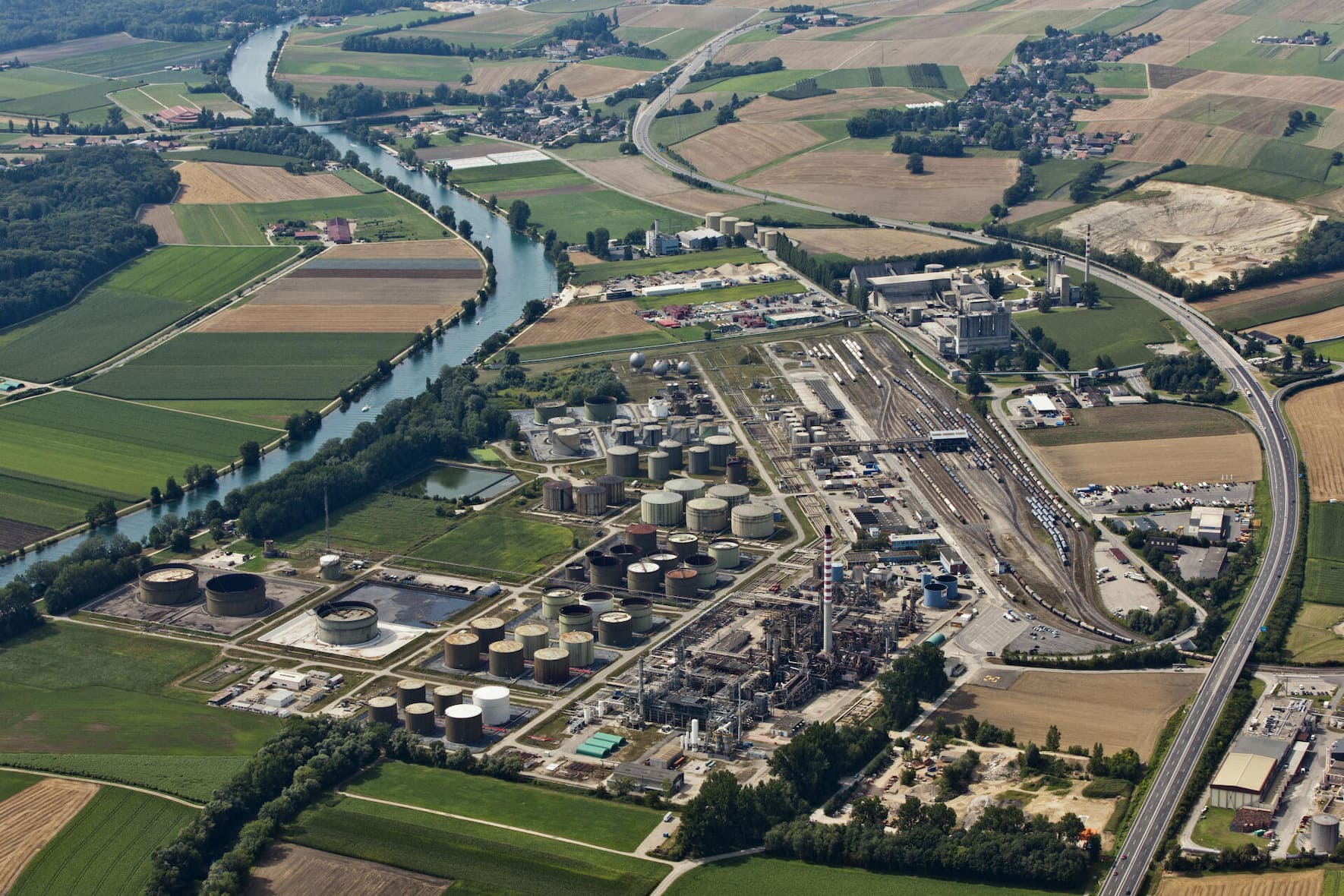 La raffinerie de pétrole suisse à Cressier est exploitée par Vitol.