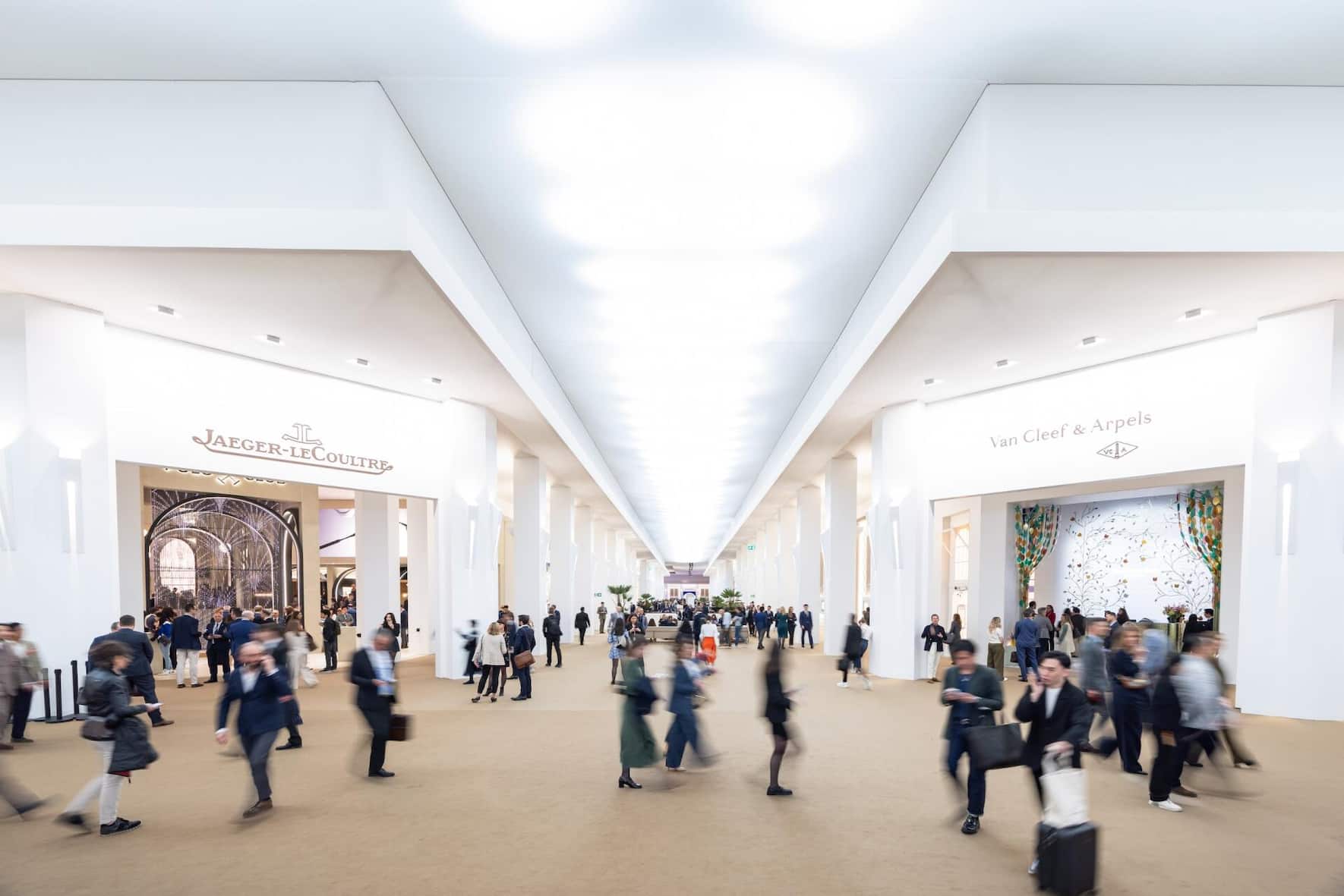 Aujourd'hui, 51% des collections sont mixtes: une révolution qui va bien au-delà du marketing. À Watches and Wonders, on découvre que l'horlogerie du futur ne sépare plus les genres, mais fusionne les styles pour répondre à une demande féminine devenue majeure.