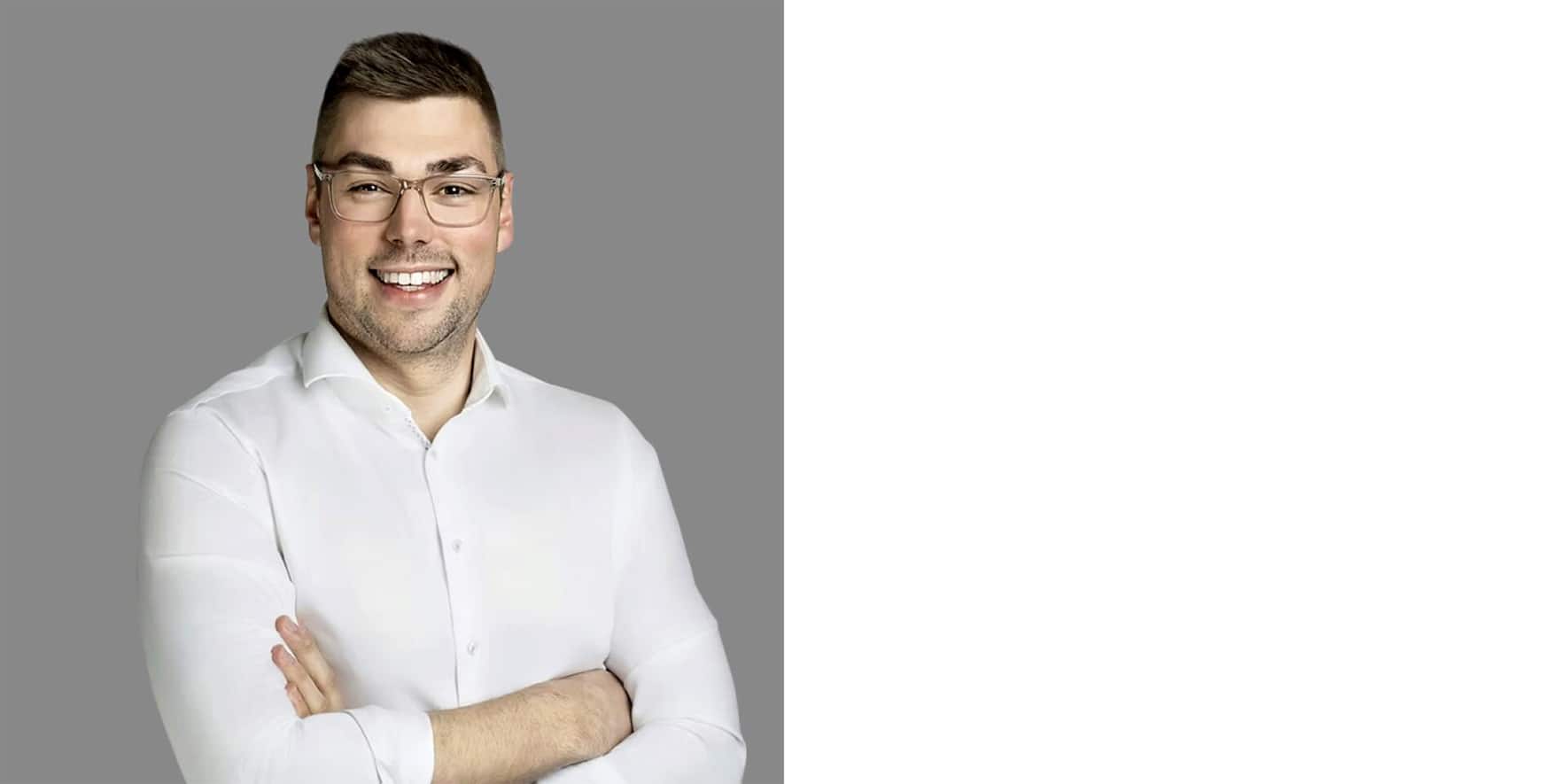 Hagen Lihl travaille sur une plateforme dédiée à l’électricité solaire.