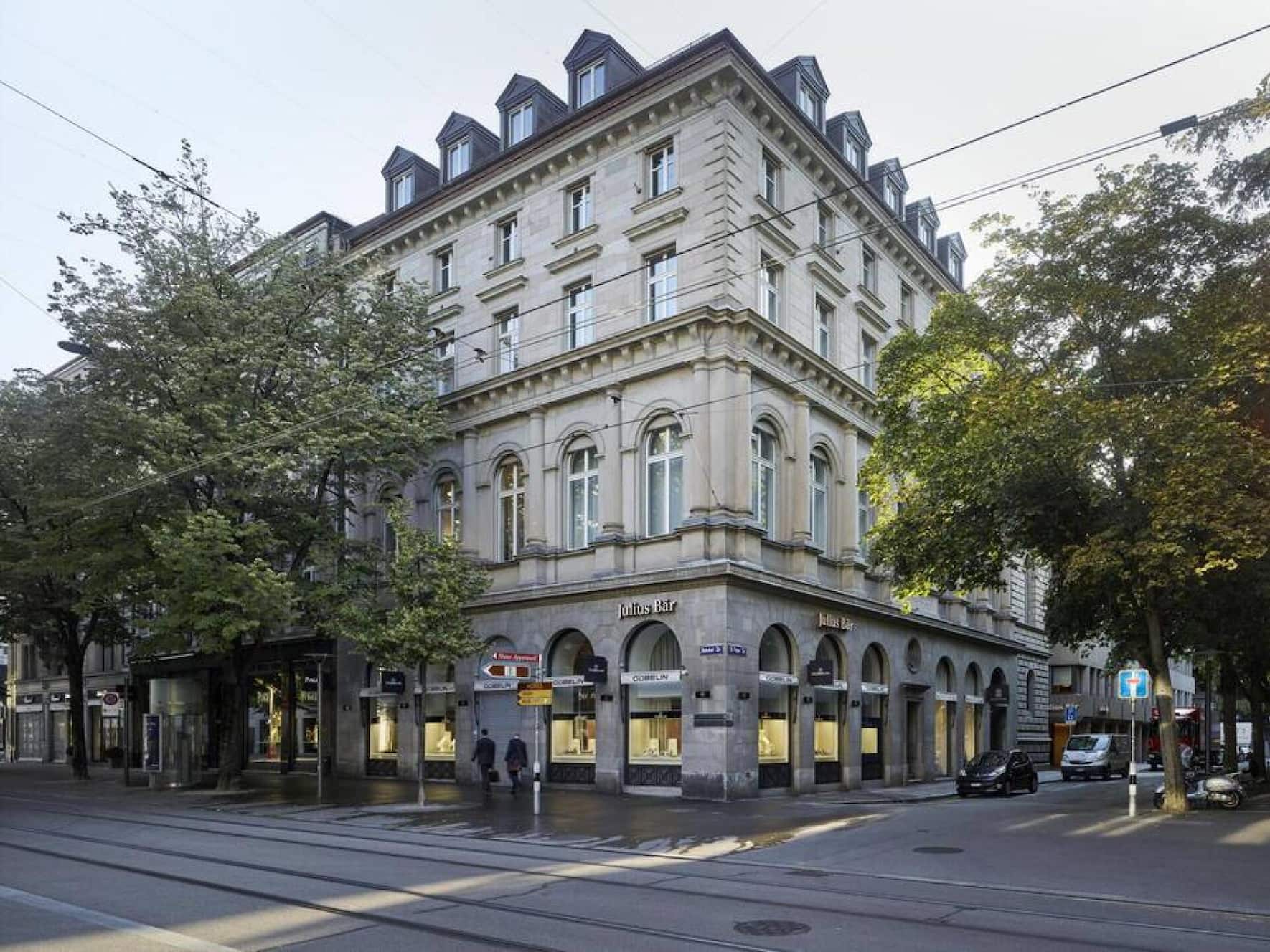 En 1924, la banque Julius Baer, fondée en 1890, a déménagé au 36 de la Bahnhofstrasse, dans le centre bancaire de Zurich. Le groupe bancaire, actif dans le monde entier, emploie aujourd'hui quelque 7400 collaborateurs.