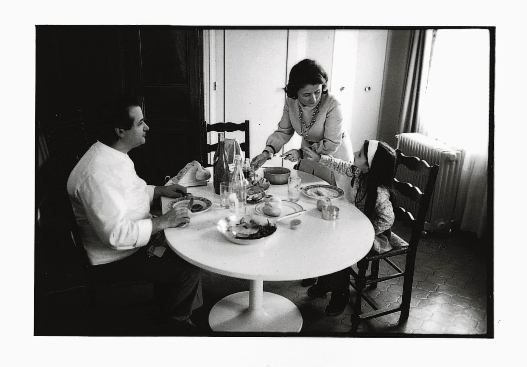 La future cheffe avec ses parents Suzanne et Jacques, représentant de la 3e génération de la dynastie des restaurateurs Pic.