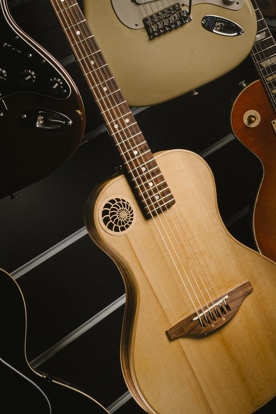 La Super Acoustic, la dernière création de Jeanmichel Capt, est un bijou de lutherie particulièrement original. A partir de 3550 francs.