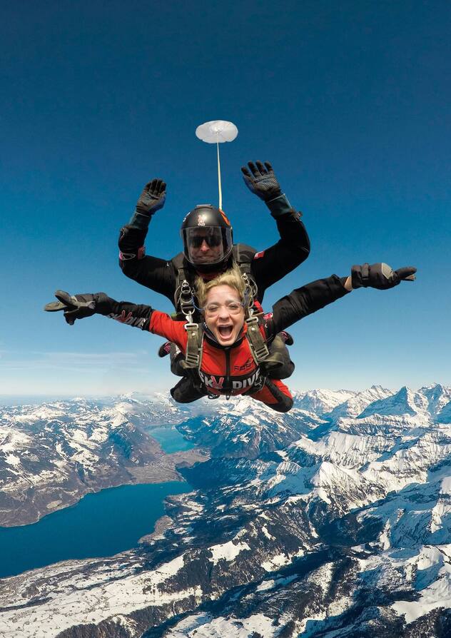 Une fois la partie officielle terminée, pourquoi ne pas offrir à vos participants des sensations fortes? Avec un saut en parachute au-dessus des Alpes!