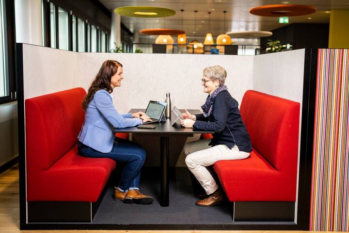 19.01.2022; Luzern; Friendly Work Space - CSS Versicherung; Priska Duss StuderVerantwortlichen BGM/Fachspezialistin HR (R) und Anne Bode, Leiterin Kompetenzcenter Gesundheit und PrÃ¤vention der CSS (L). Â© Valeriano Di Domenico