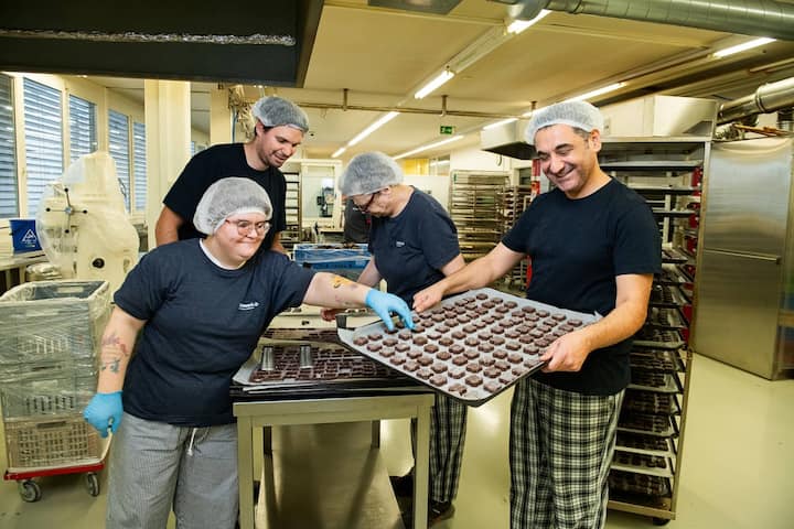 UBS Helpetica Aktion in der BÃ¤ckerei Stiftung ZÃ¼riwerk mit UBS MitarbeiterInnen, 20. Oktober 2025, Wallisellen