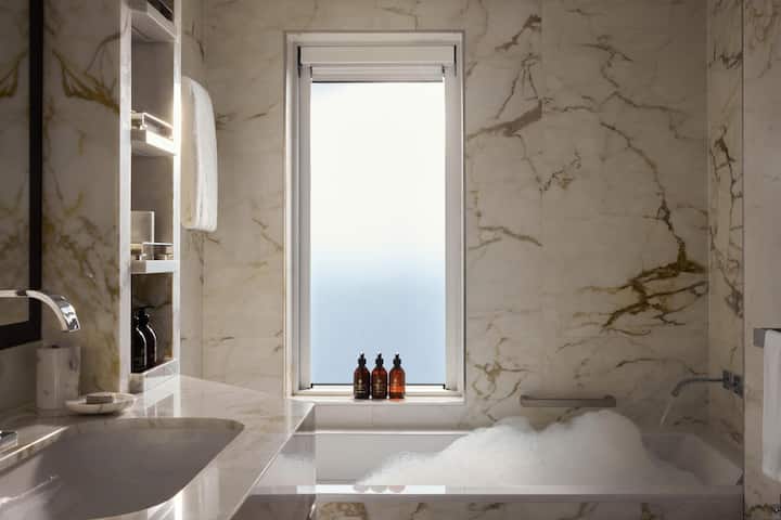 Die Badezimmer sind geräumig wie in einem Luxushotel auf dem Festland. Die Produkte riechen nach «Mandala Blue» und fangen so den «Ozean State of Mind» als Duft ein.