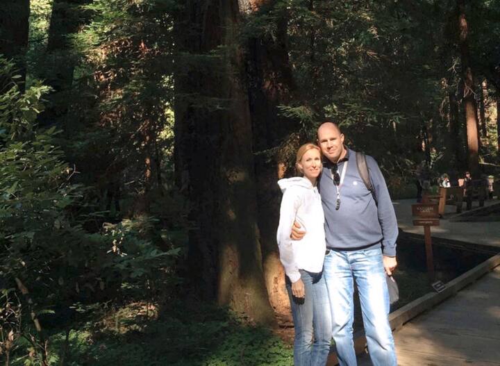 Avec son épouse Elena, au Sequoia National Park, en Californie, en 2016